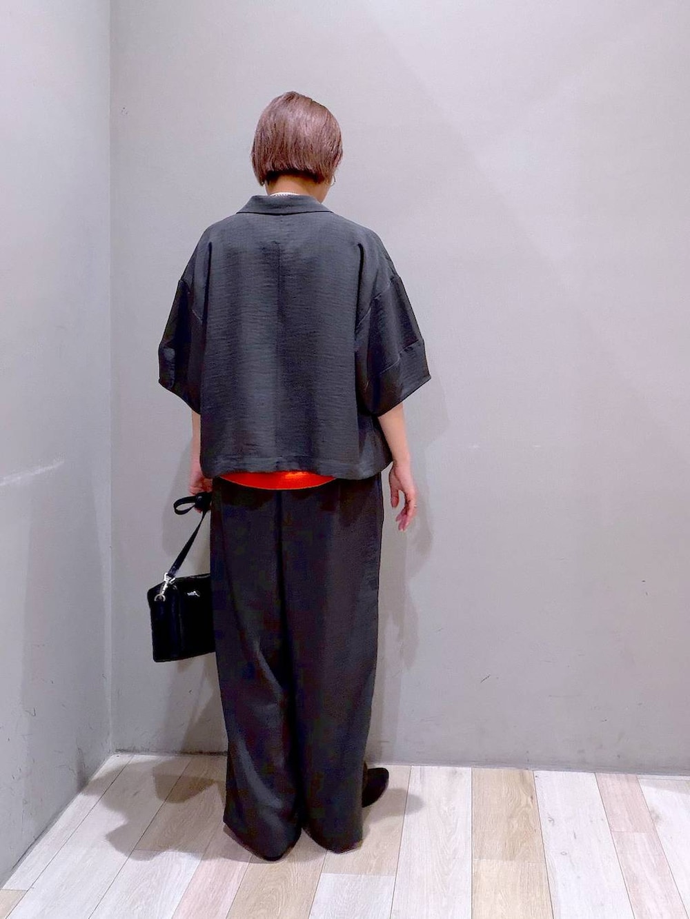 グレー系のその他パンツ、グレー系のテーラードジャケット、ブラック系のショルダーバッグを着用したレディースの春コーディネートの5枚目の写真