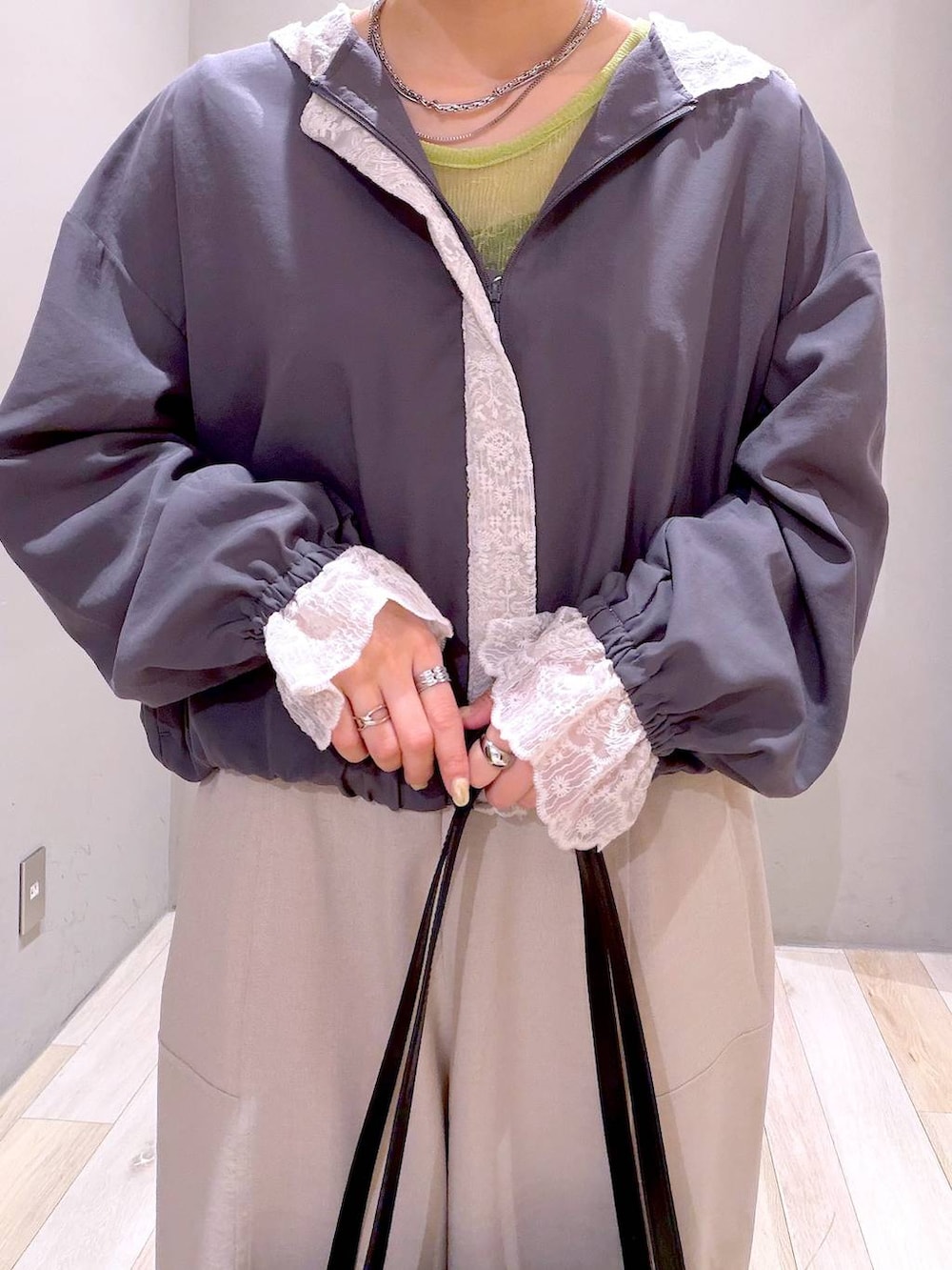 ブラック系のサンダル、ブラック系のボストンバッグ、ベージュ系のその他パンツを着用したレディースの春コーディネートの3枚目の写真