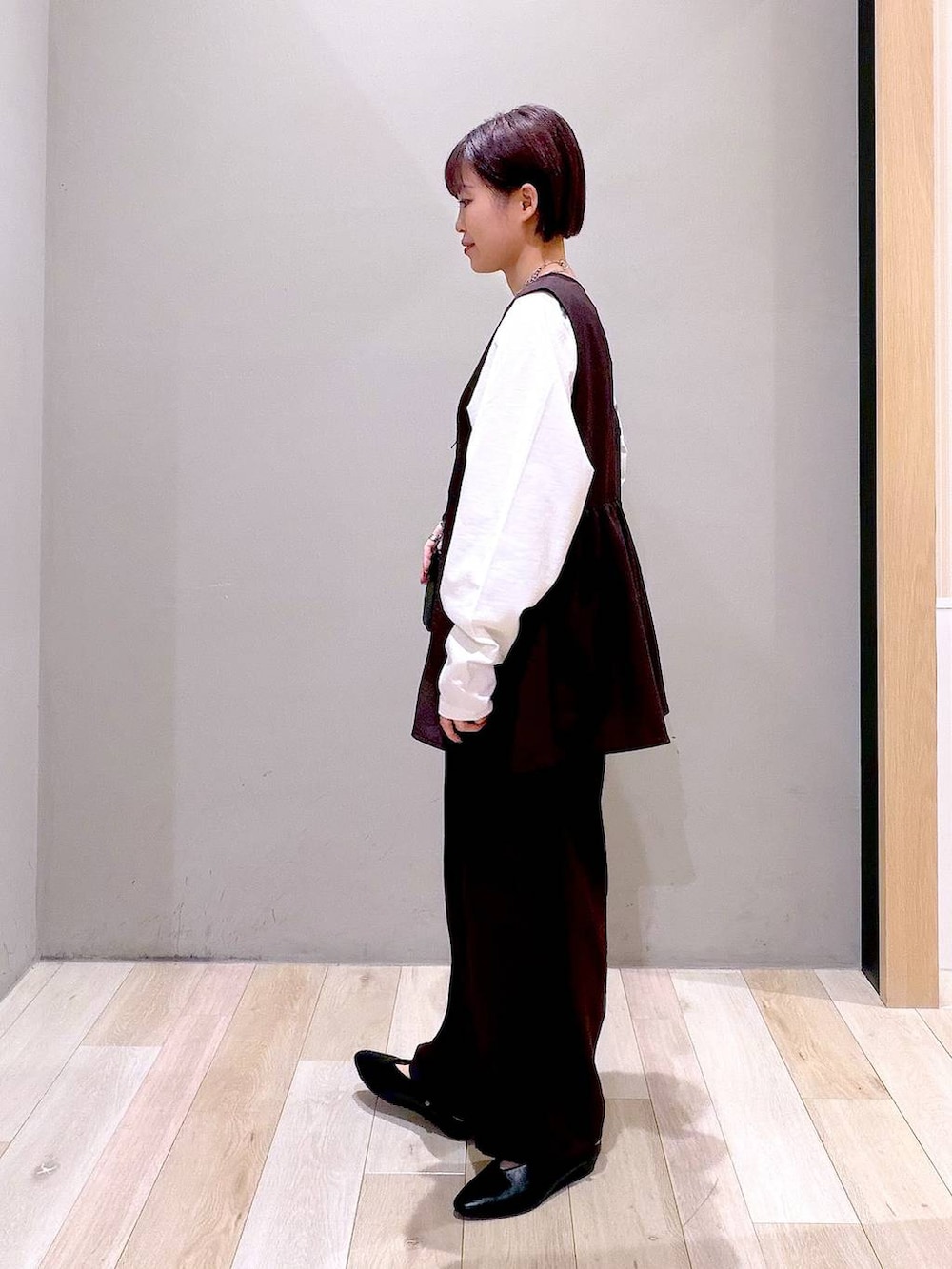 ブラック系のショルダーバッグ、ブラック系のパンプス、ブラウン系のその他パンツを着用したレディースの春コーディネートの5枚目の写真