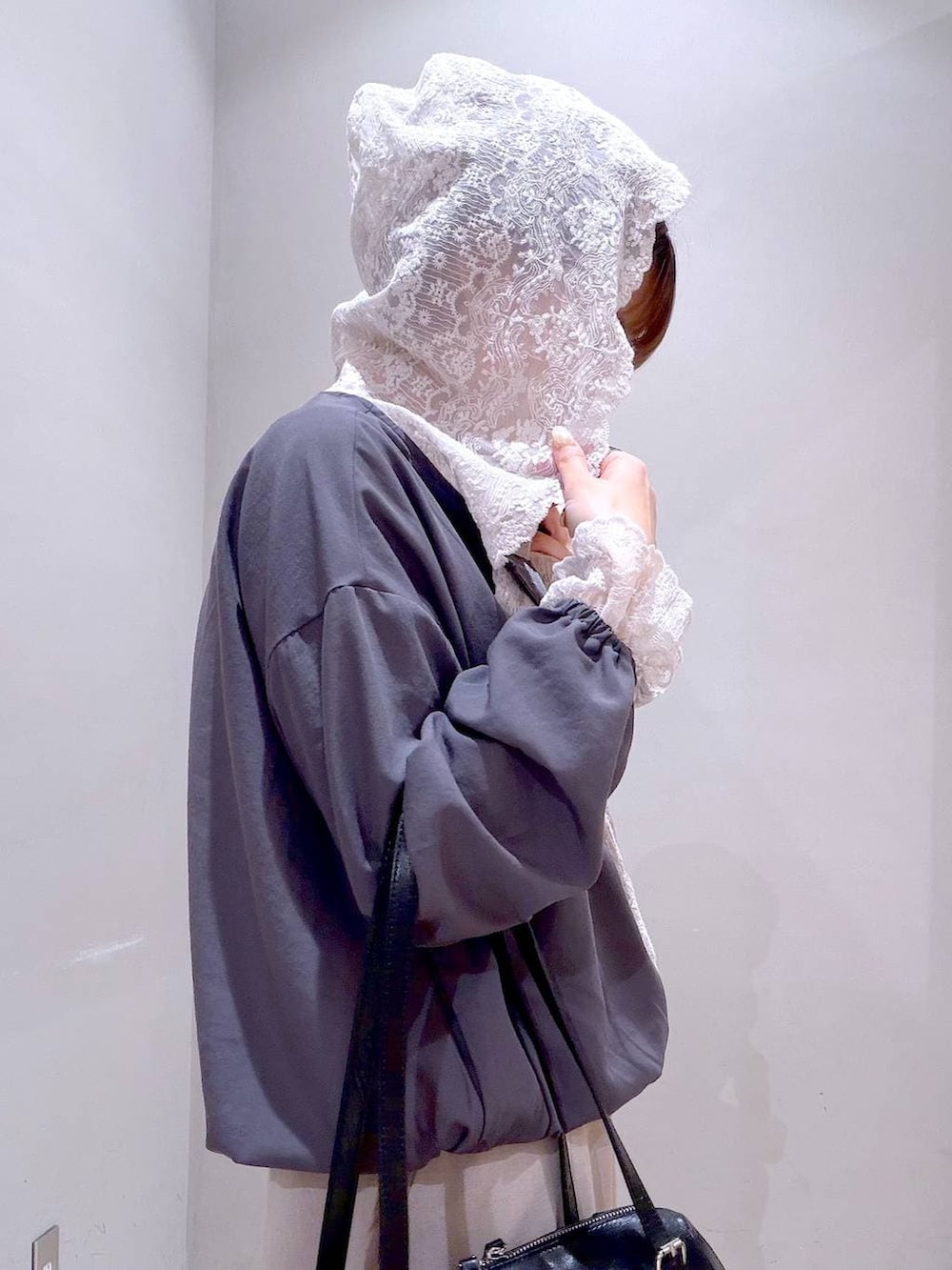 ブラック系のサンダル、ブラック系のボストンバッグ、ベージュ系のその他パンツを着用したレディースの春コーディネートの5枚目の写真