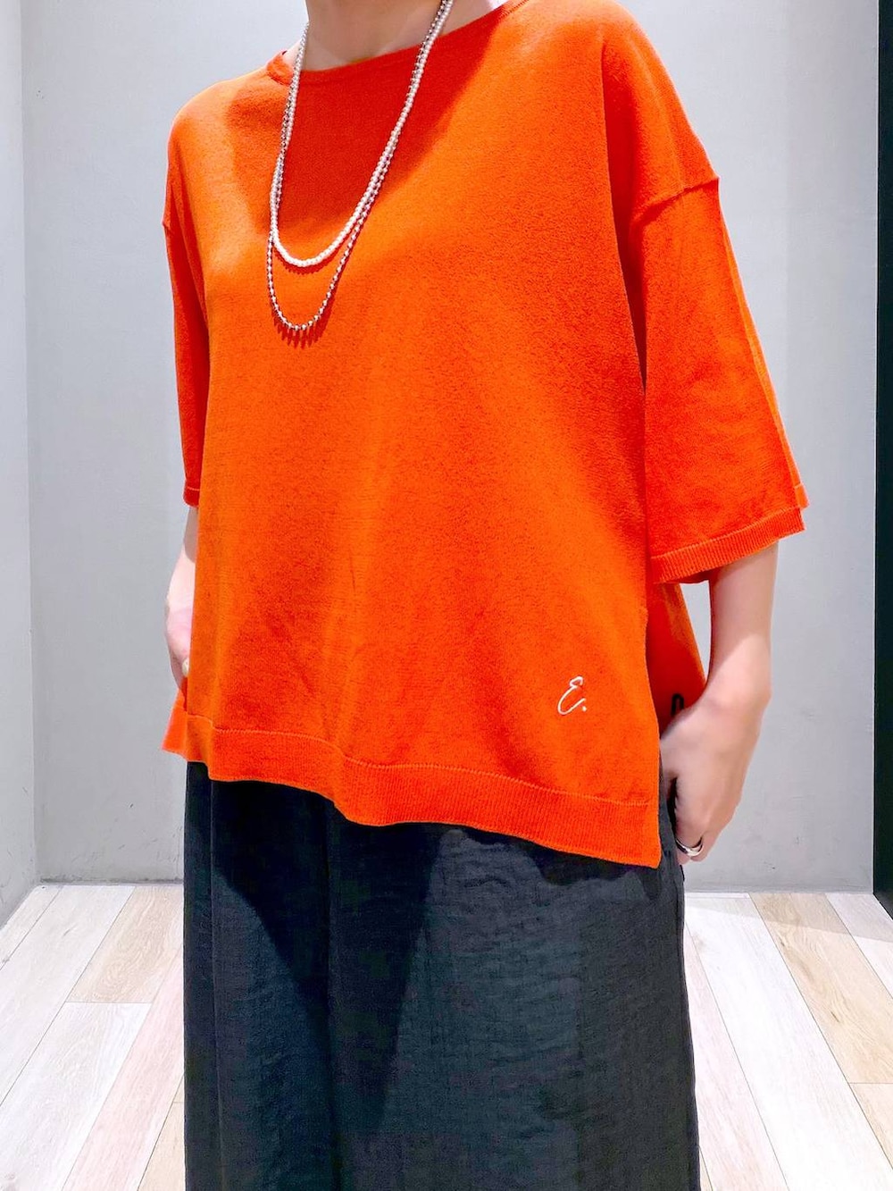 グレー系のその他パンツ、グレー系のテーラードジャケット、ブラック系のショルダーバッグを着用したレディースの春コーディネートの6枚目の写真