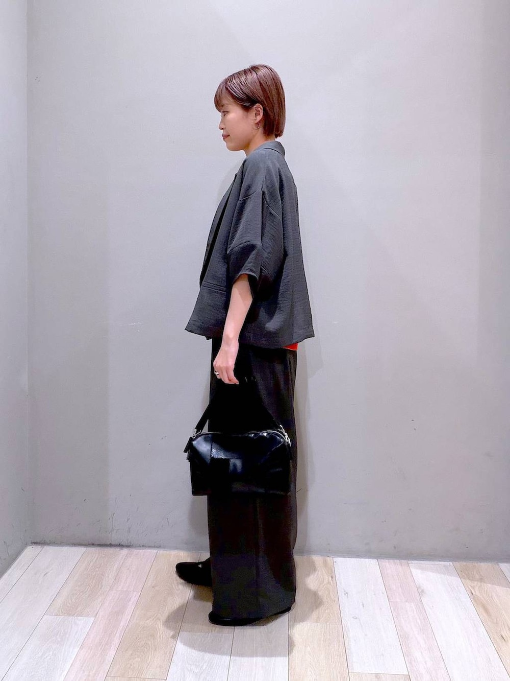 グレー系のその他パンツ、グレー系のテーラードジャケット、ブラック系のショルダーバッグを着用したレディースの春コーディネートの4枚目の写真