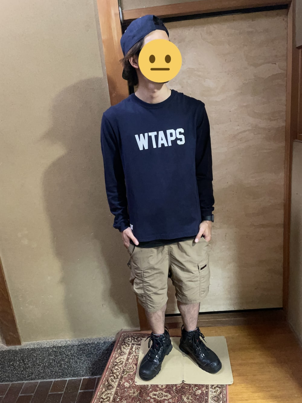 ブルー系のTシャツ/カットソー、ベージュ系のカーゴパンツ、ブラック系のブーツを着用したメンズの春コーディネートの2枚目の写真