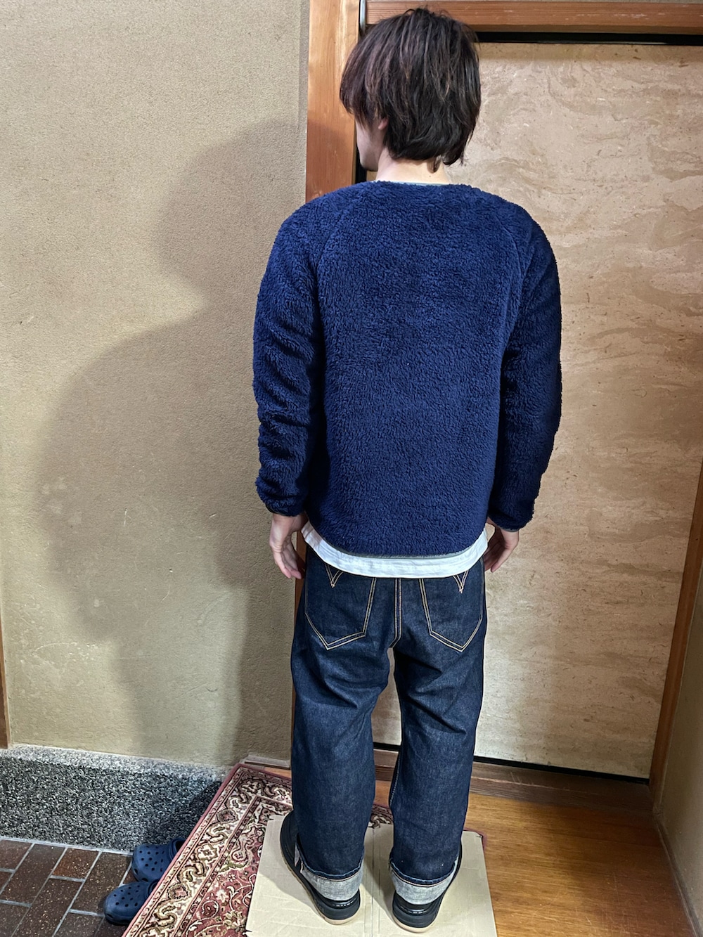 ブルー系のスウェット、ホワイト系のTシャツ/カットソー、ブルー系のデニムパンツを着用したメンズの春コーディネートの2枚目の写真