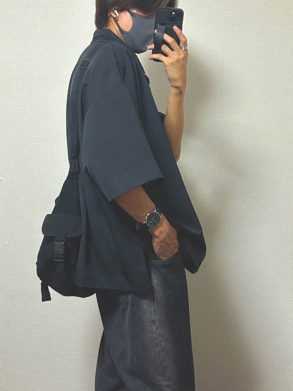 ブラック系のデニムパンツ、ブラック系のショルダーバッグ、ブラック系のシャツ/ブラウスを着用したメンズの秋コーディネートの2枚目の写真