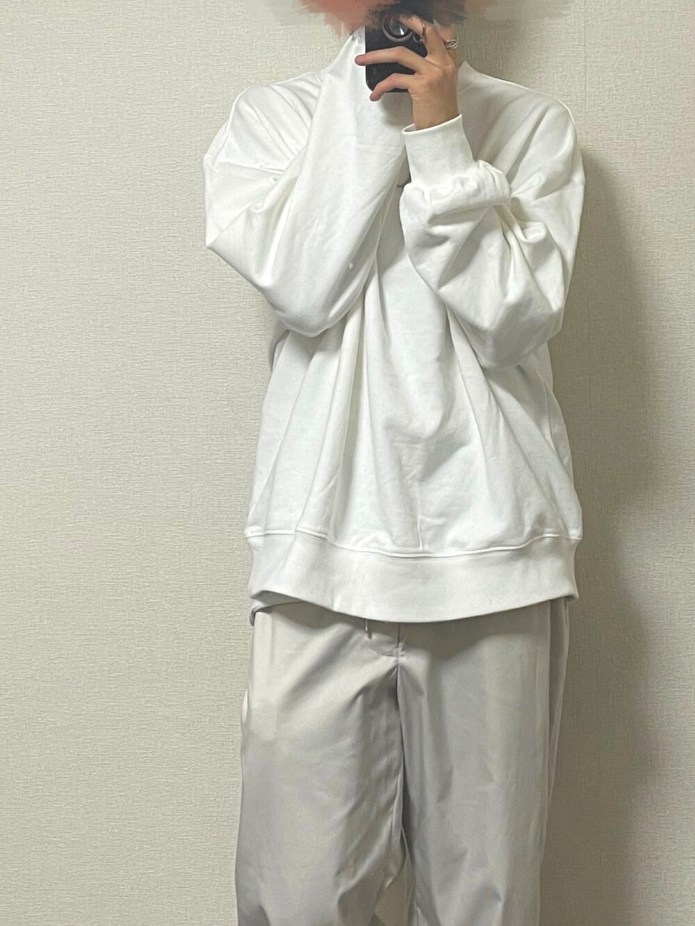 ベージュ系のその他パンツ、ホワイト系のスウェット、シルバー系のネックレスを着用したメンズの冬コーディネートの3枚目の写真