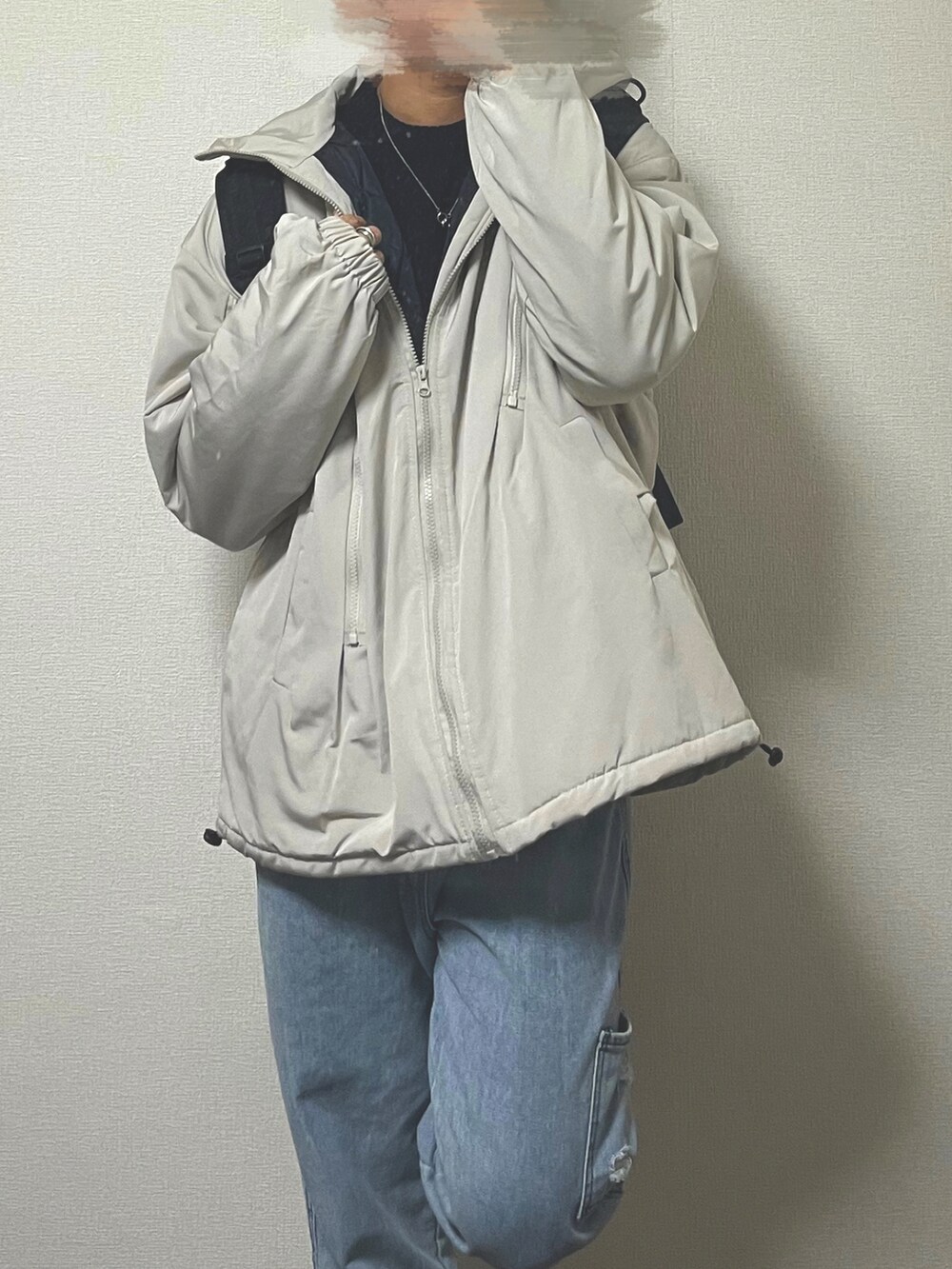 ブルー系のデニムパンツ、グレー系のブルゾン、ブラック系のニット/セーターを着用したメンズの冬コーディネートの2枚目の写真