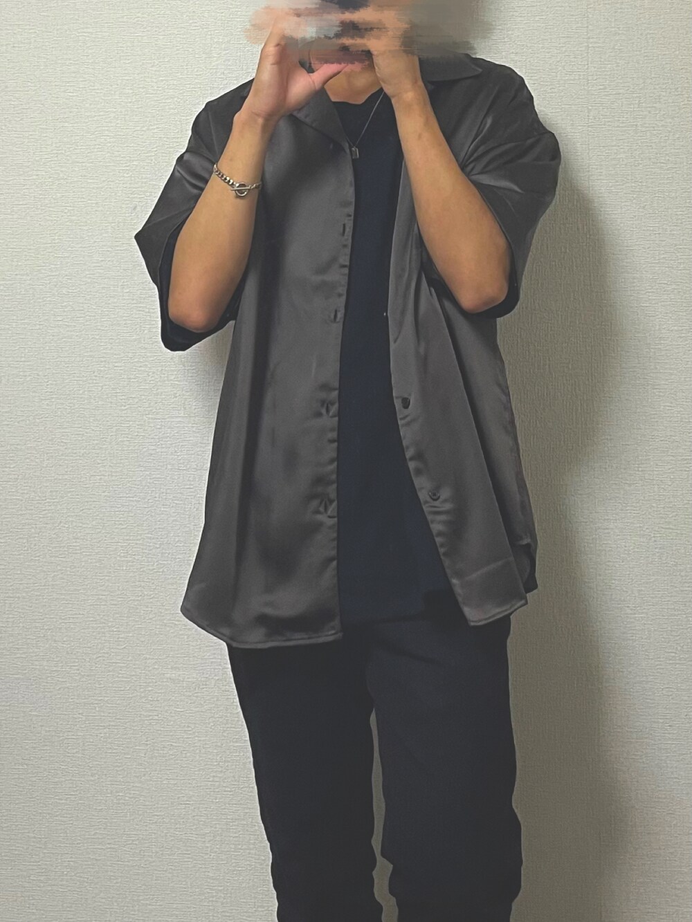 ブラック系のデニムパンツ、ブラック系のTシャツ/カットソー、ブラウン系のシャツ/ブラウスを着用したメンズの夏コーディネートの2枚目の写真