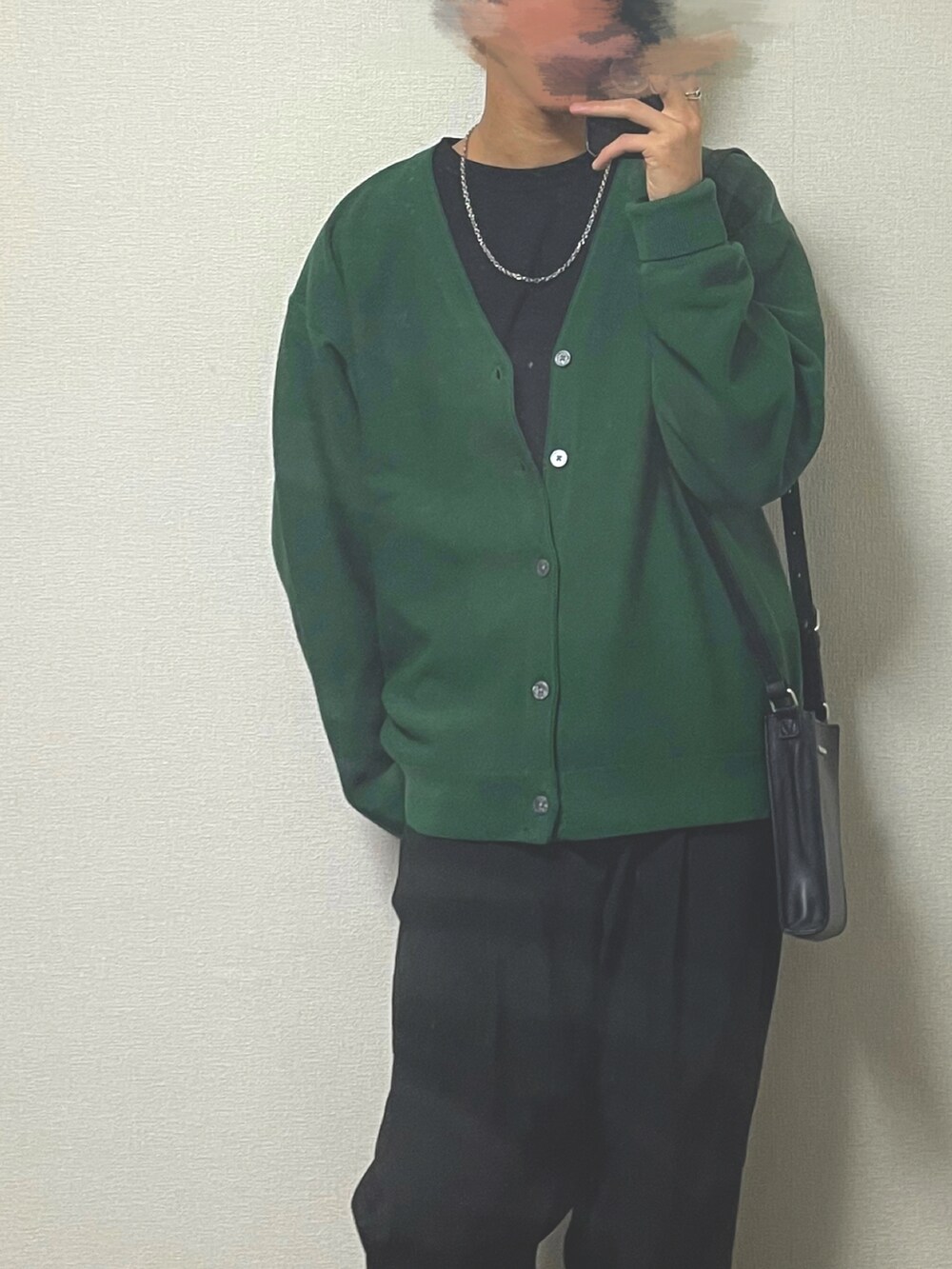 ブラック系のスラックス、ブラック系のショルダーバッグ、ホワイト系のその他を着用したメンズの冬コーディネートの3枚目の写真