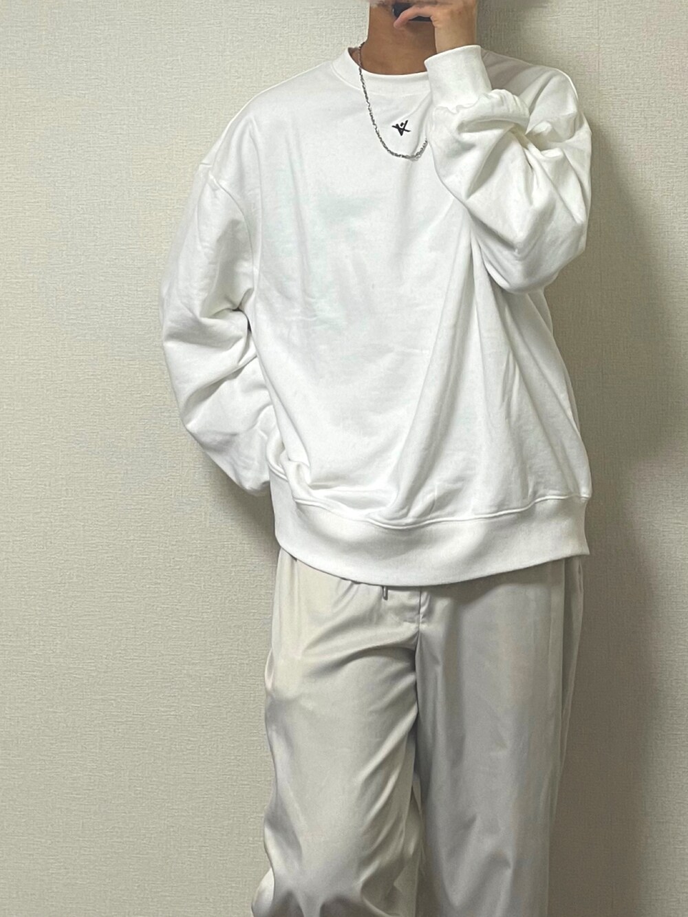 ベージュ系のその他パンツ、ホワイト系のスウェット、シルバー系のネックレスを着用したメンズの冬コーディネートの2枚目の写真