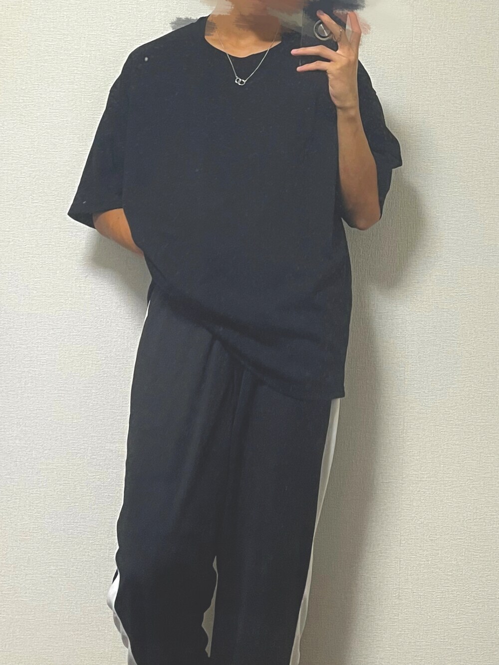 ブラック系のその他パンツ、ブラック系のTシャツ/カットソー、その他のネックレスを着用したメンズの秋コーディネートの2枚目の写真