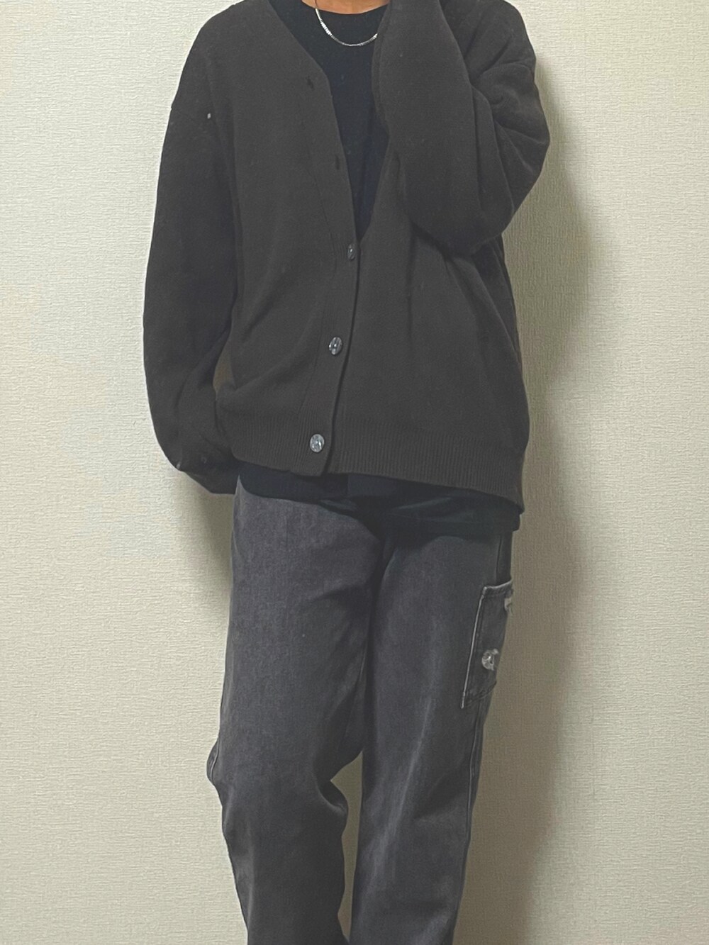 ブラウン系のカーディガン/ボレロ、グリーン系のTシャツ/カットソー、ブラック系のデニムパンツを着用したメンズの秋コーディネートの2枚目の写真