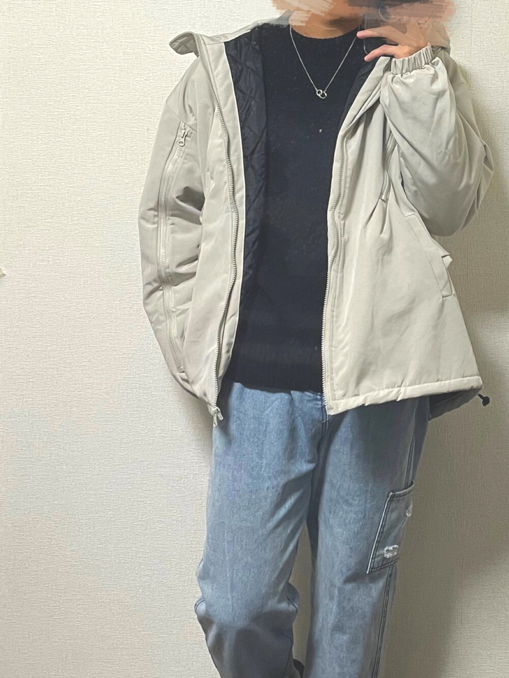 ブルー系のデニムパンツ、グレー系のブルゾン、ブラック系のニット/セーターを着用したメンズの冬コーディネートの3枚目の写真