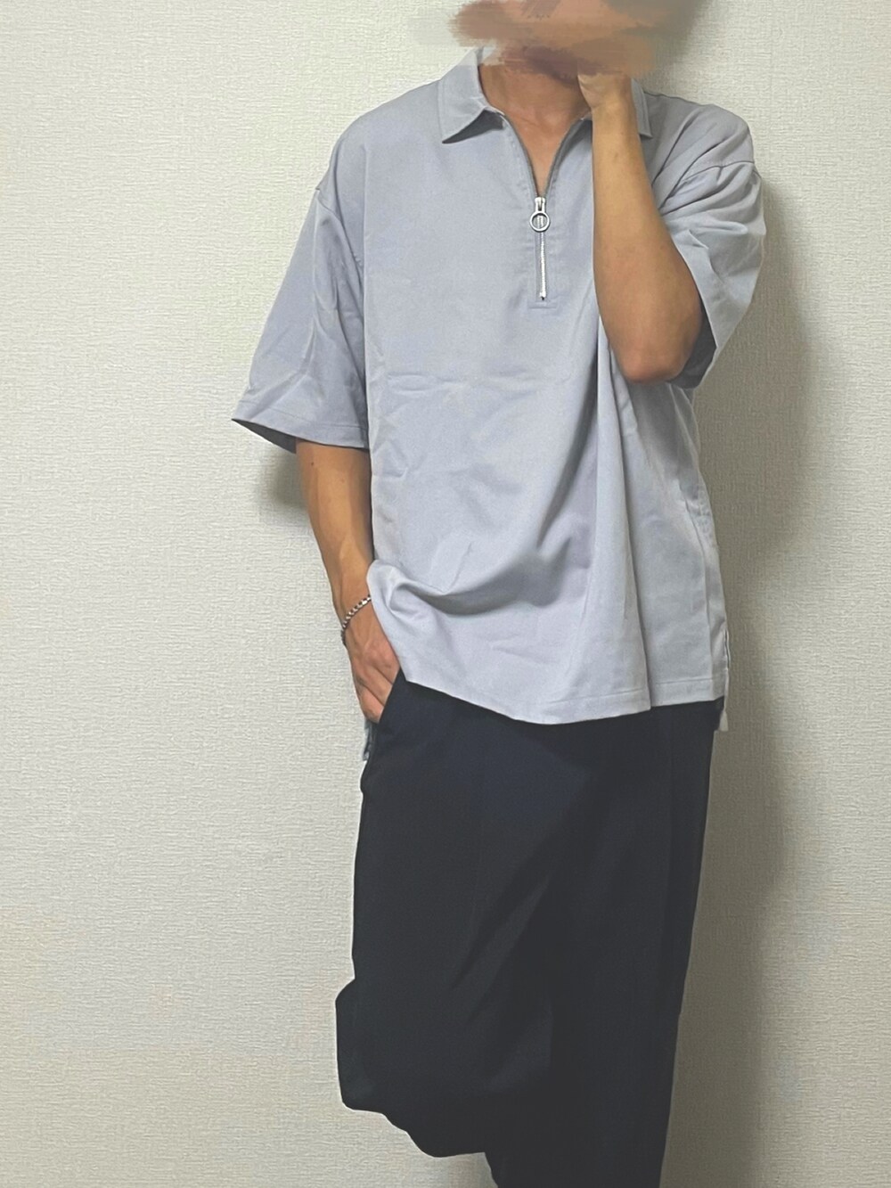 グレー系のTシャツ/カットソー、ブラック系のセットアップを着用したメンズの夏コーディネートの2枚目の写真