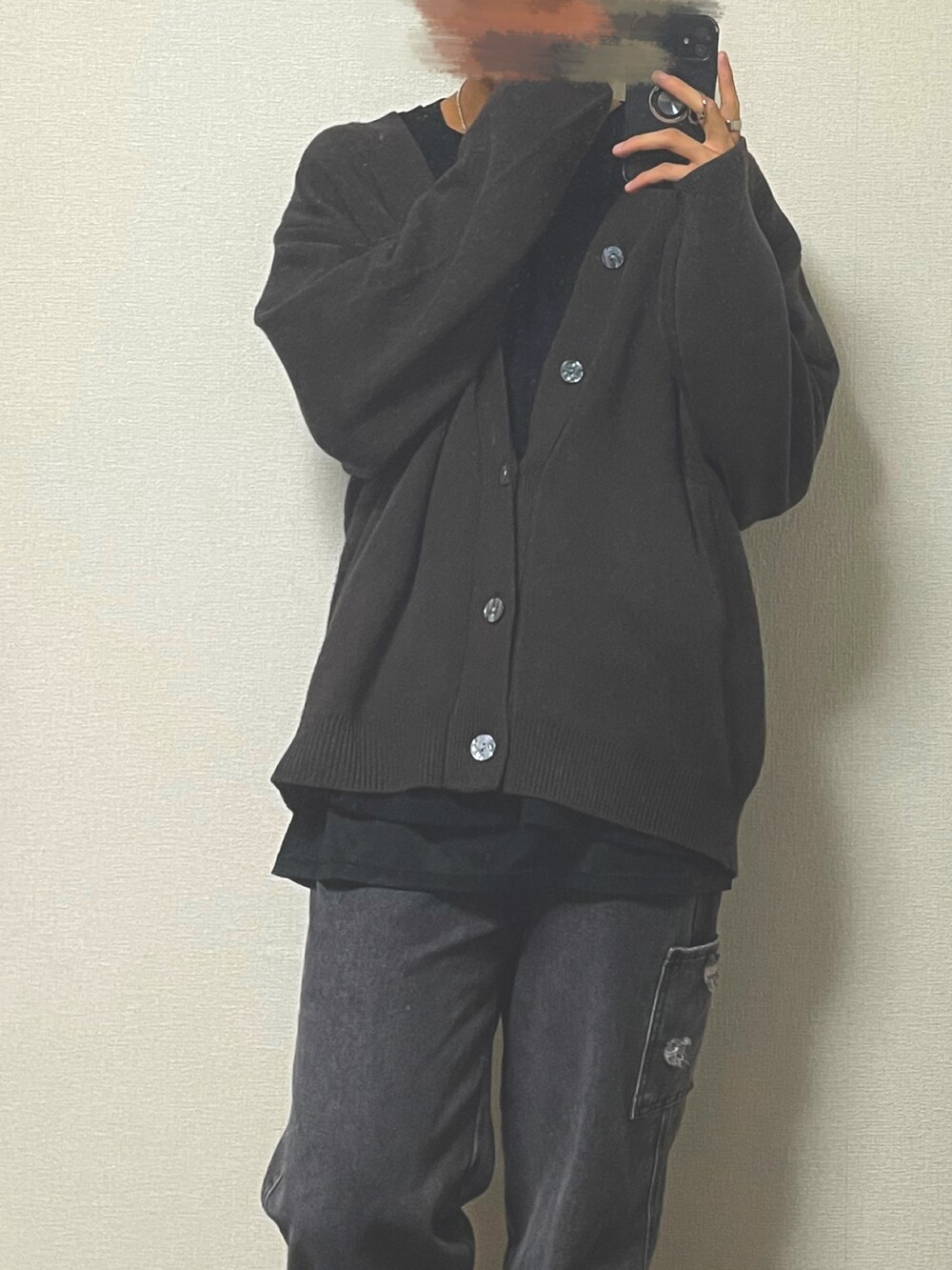 ブラウン系のカーディガン/ボレロ、グリーン系のTシャツ/カットソー、ブラック系のデニムパンツを着用したメンズの秋コーディネートの3枚目の写真