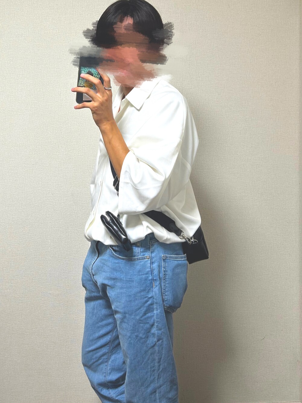 ブラック系のショルダーバッグ、ホワイト系のシャツ/ブラウス、ホワイト系のその他を着用したメンズの夏コーディネートの2枚目の写真