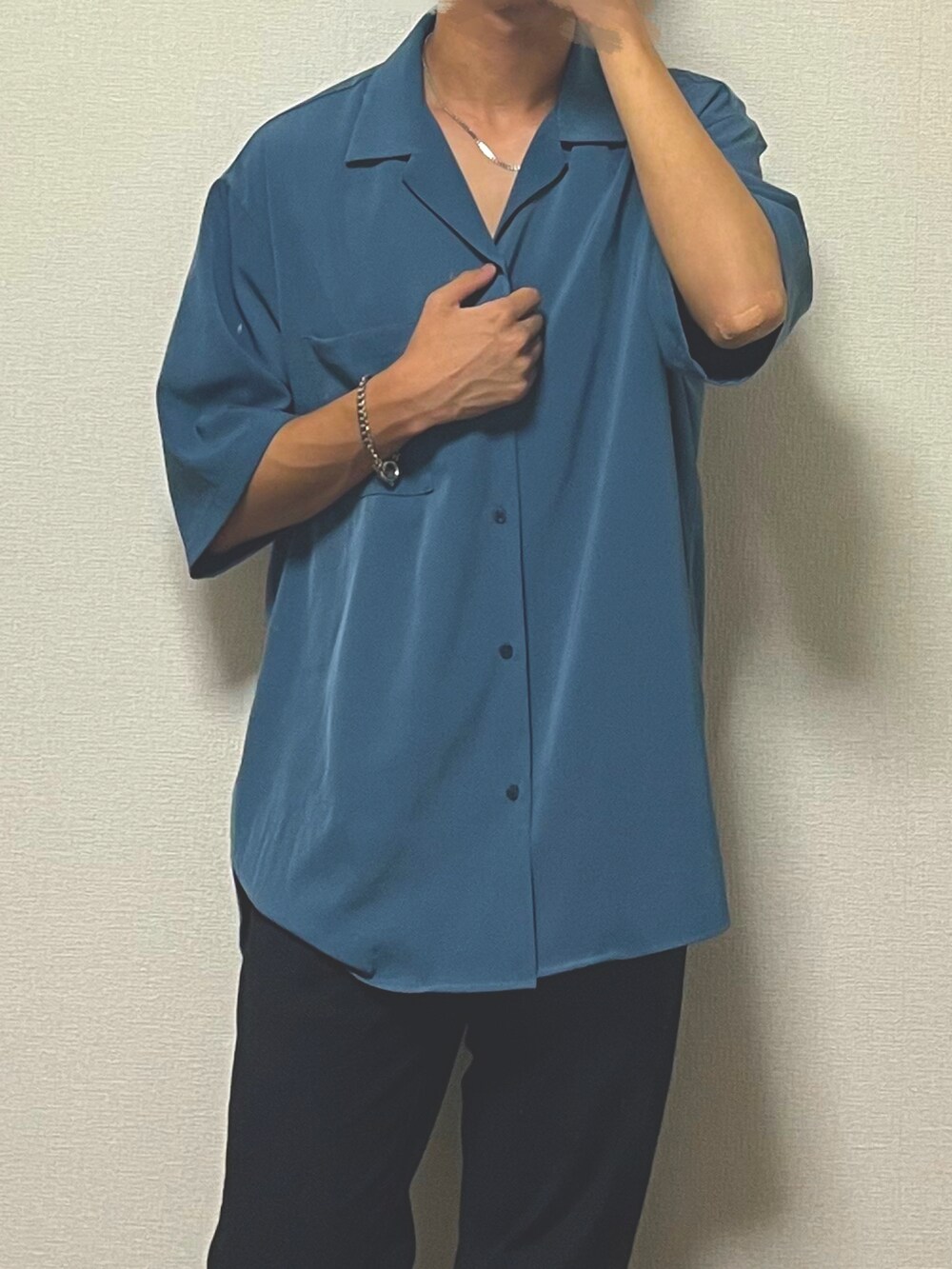 ブルー系のシャツ/ブラウス、ブラック系のデニムパンツを着用したメンズの春コーディネートの2枚目の写真