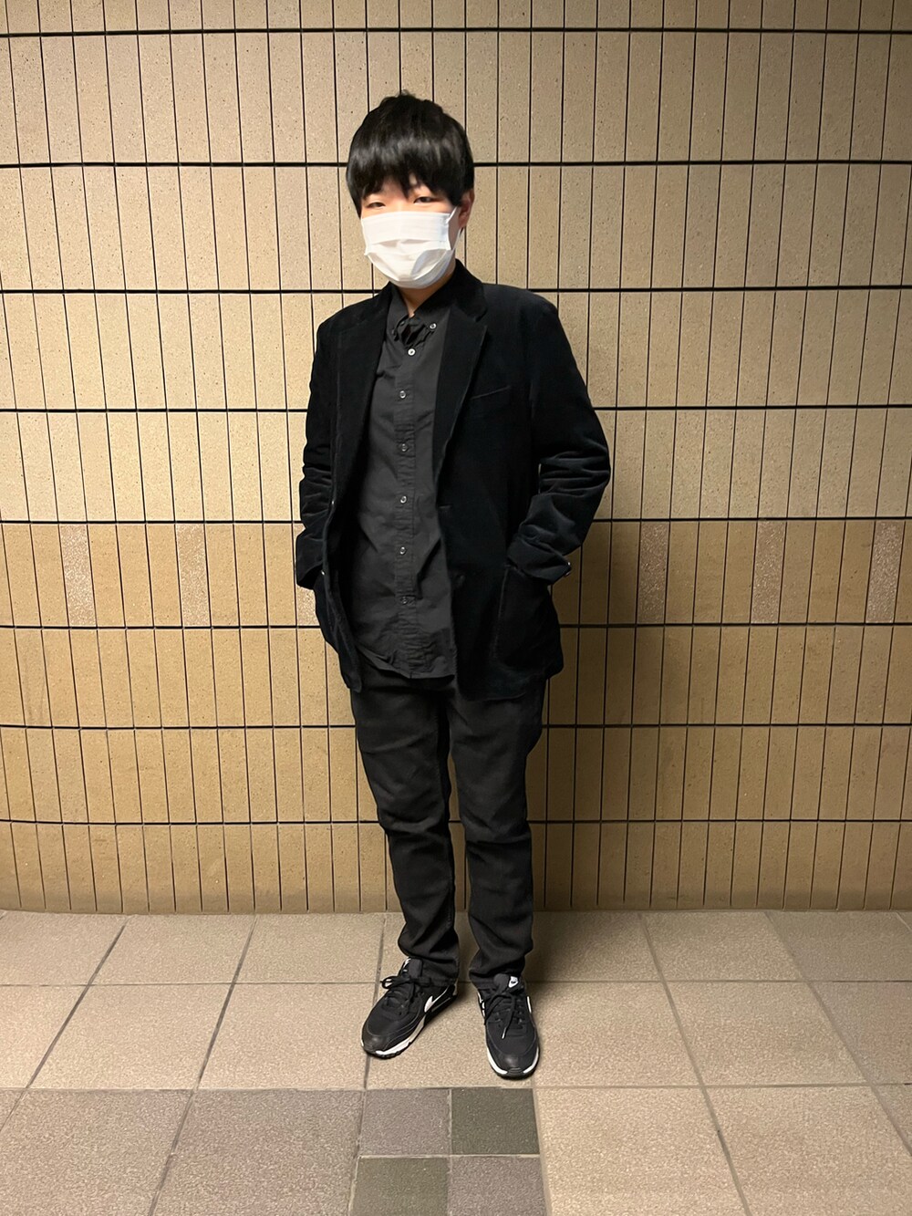 ブラック系のシャツ/ブラウス、ブラック系のスニーカー、ブラック系のジャケット/アウターを着用したレディースの春コーディネートの2枚目の写真