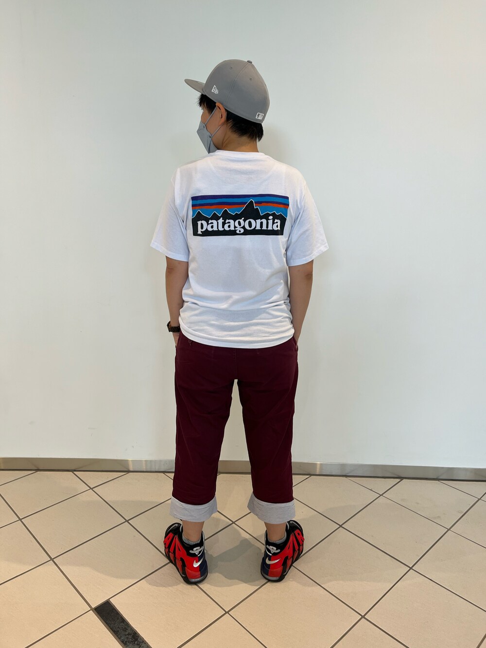 ホワイト系のTシャツ/カットソー、ブラック系のスニーカー、ブラック系のキャップを着用したレディースの夏コーディネートの3枚目の写真