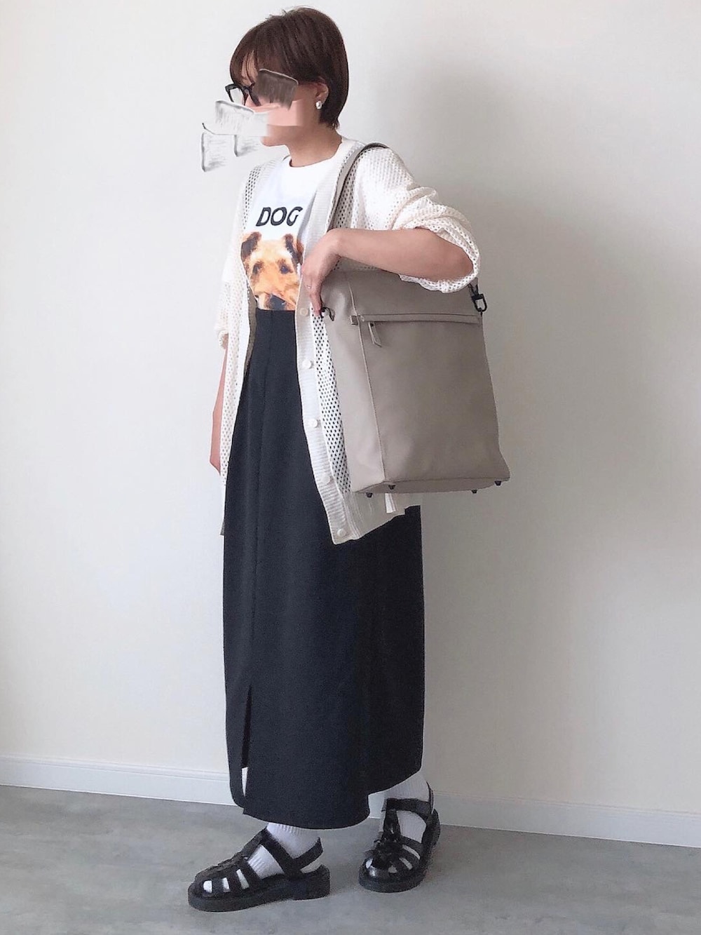 「低身長、プチプラコーデ、メッシュ、ガストンルーガ、GASTONLUGA、dog、モノトーン、グルカサンダル、カーディガン」｜「GASTON LUGAのGASTONLUGA/ガストンルーガ/トーテ(TATE)（バックパック/リュック、ベージュ系）」を使った、まなこさん（レディース・153cm）の春コーディネートの3枚目の写真