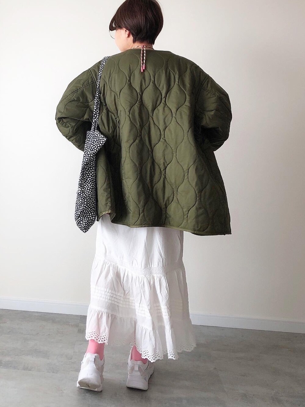 「春服みてみて、春コーデ、春アウター、レーススカート、hay、ボーダー、ピンク、スニーカーコーデ、カラーソックス」｜「Libra Cueのヴィンテージライクコットンボリュームレーススカート（スカート、ホワイト系）」を使った、まなこさん（レディース・153cm）の春コーディネートの3枚目の写真