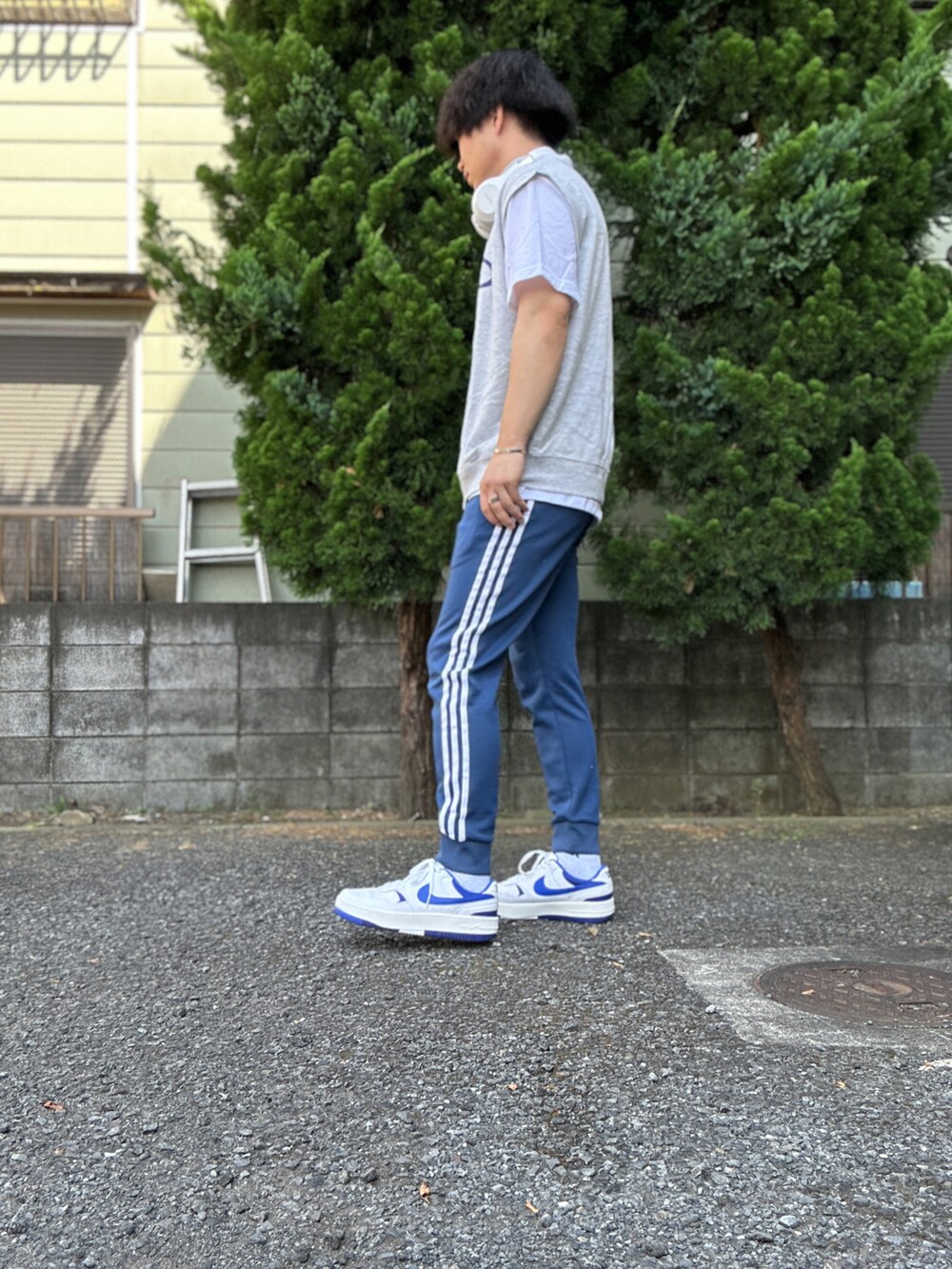 グレー系のTシャツ/カットソー、ブルー系のその他パンツ、ホワイト系のスニーカーを着用したメンズの夏コーディネートの2枚目の写真