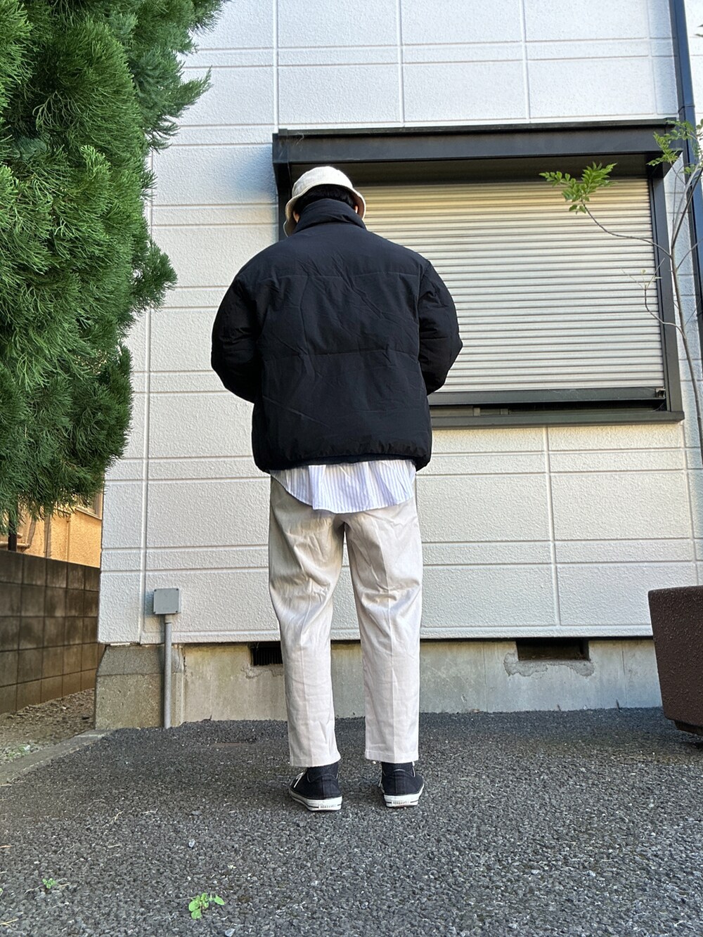 ホワイト系のその他パンツ、ブラック系のスニーカー、ホワイト系のシャツ/ブラウスを着用したメンズの冬コーディネートの2枚目の写真