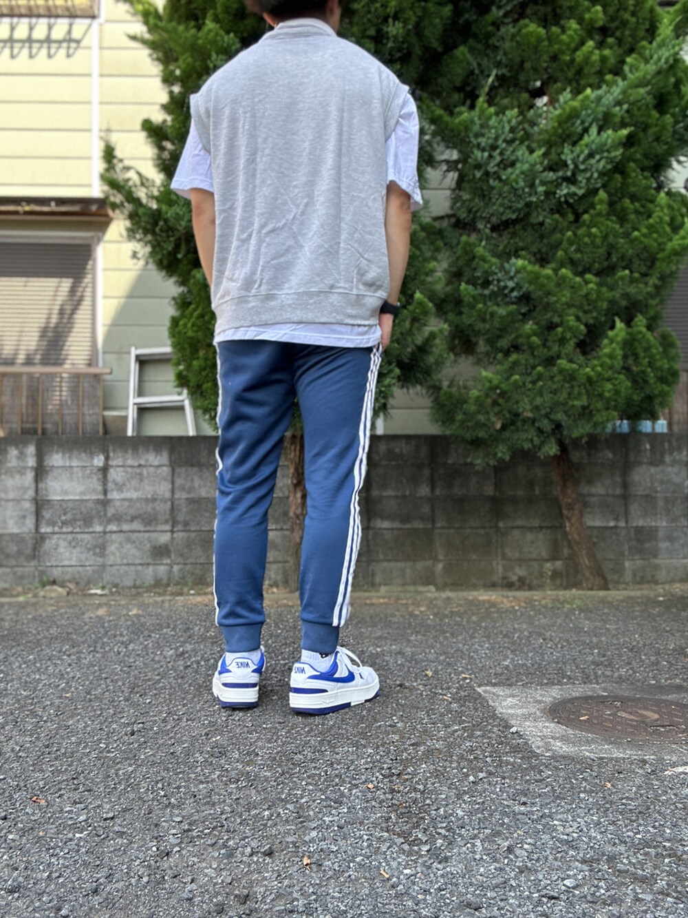 グレー系のTシャツ/カットソー、ブルー系のその他パンツ、ホワイト系のスニーカーを着用したメンズの夏コーディネートの3枚目の写真