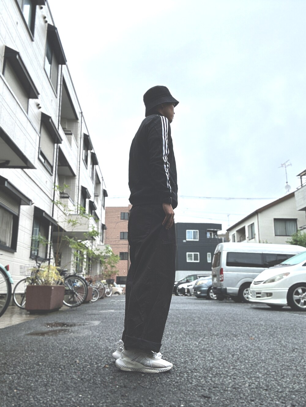 グレー系のその他パンツ、ホワイト系のスニーカー、ブラック系のジャージを着用したメンズの秋コーディネートの2枚目の写真