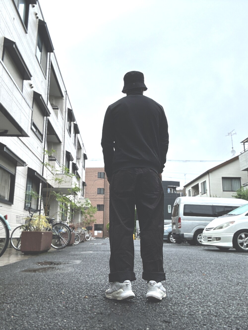 グレー系のその他パンツ、ホワイト系のスニーカー、ブラック系のジャージを着用したメンズの秋コーディネートの3枚目の写真