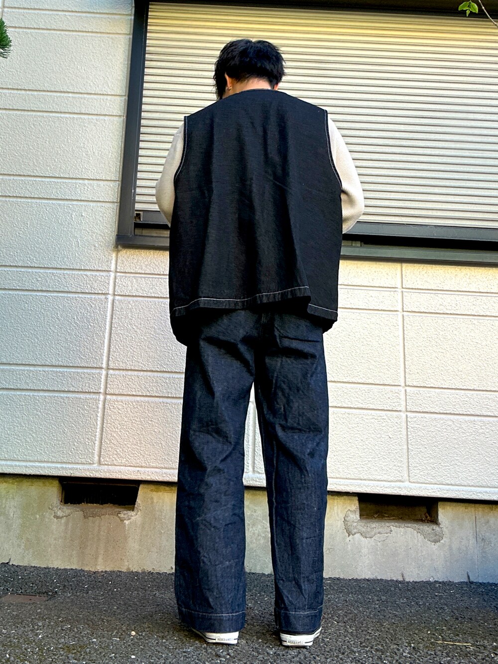「冬を彩る色いろコーデ、大人カジュアル、おしゃれさんと繋がりたい、おしゃれになりたい、いいね、save、フォローお願いします🤑、ベスト、ファッションを楽しもう、服好きな人と繋がりたい、服バカ、ファッションの力を信じよう、お洒落男子と繋がりたい、お洒落女子と繋がりたい、WYM、コンバース、チャオパニックティピー(CIAOPANIC TYPY)」|「WYM LIDNMのDENIM WIDE STRAIGHT SLACKS(デニムパンツ、ブルー系)」を使った、ねぎさん(メンズ・174cm)の冬コーディネートの3枚目の写真