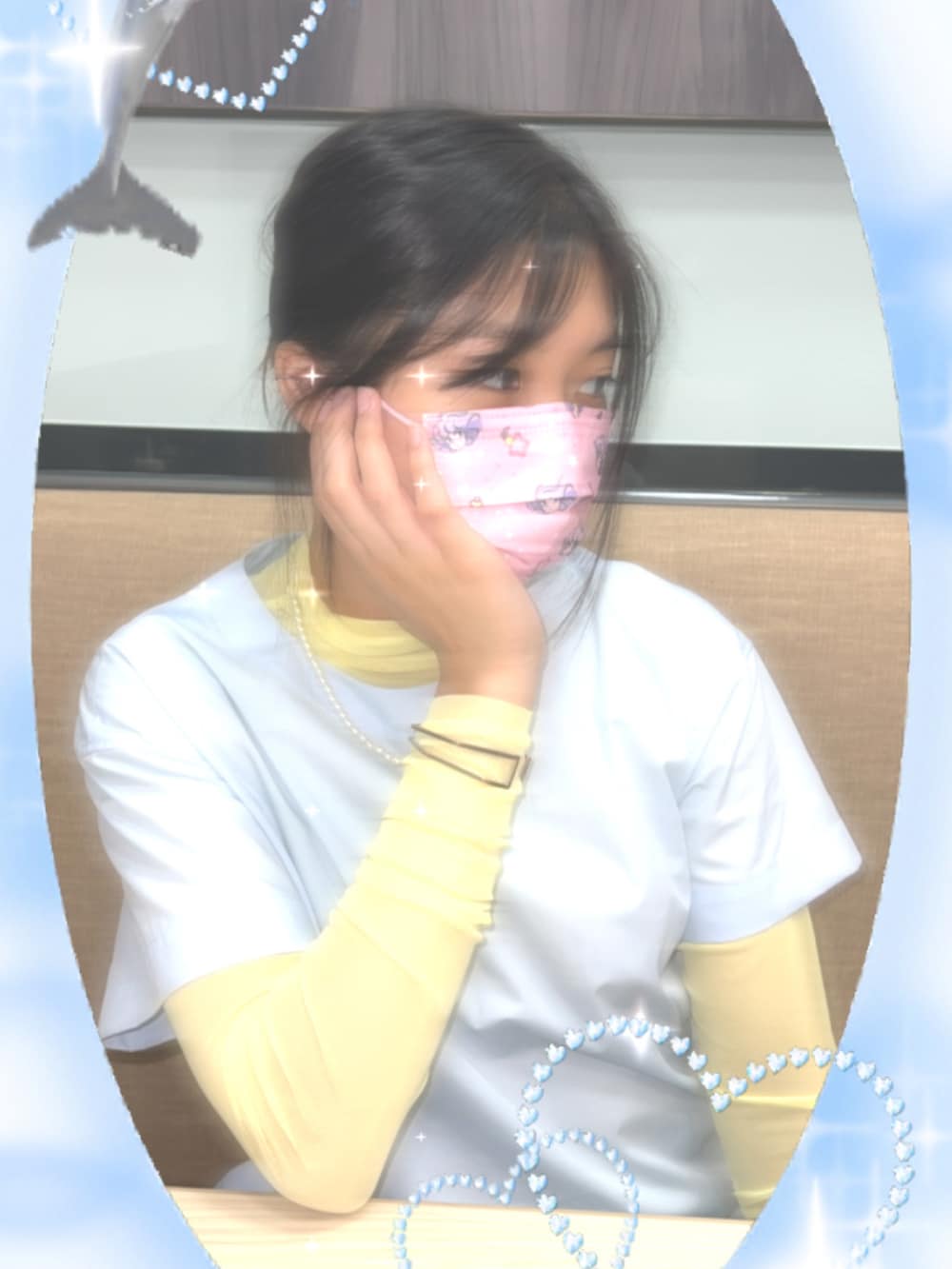 ブラック系のドレスシューズ、ブラック系のパンツ、ホワイト系のデジタル腕時計を着用したレディースの秋コーディネートの2枚目の写真