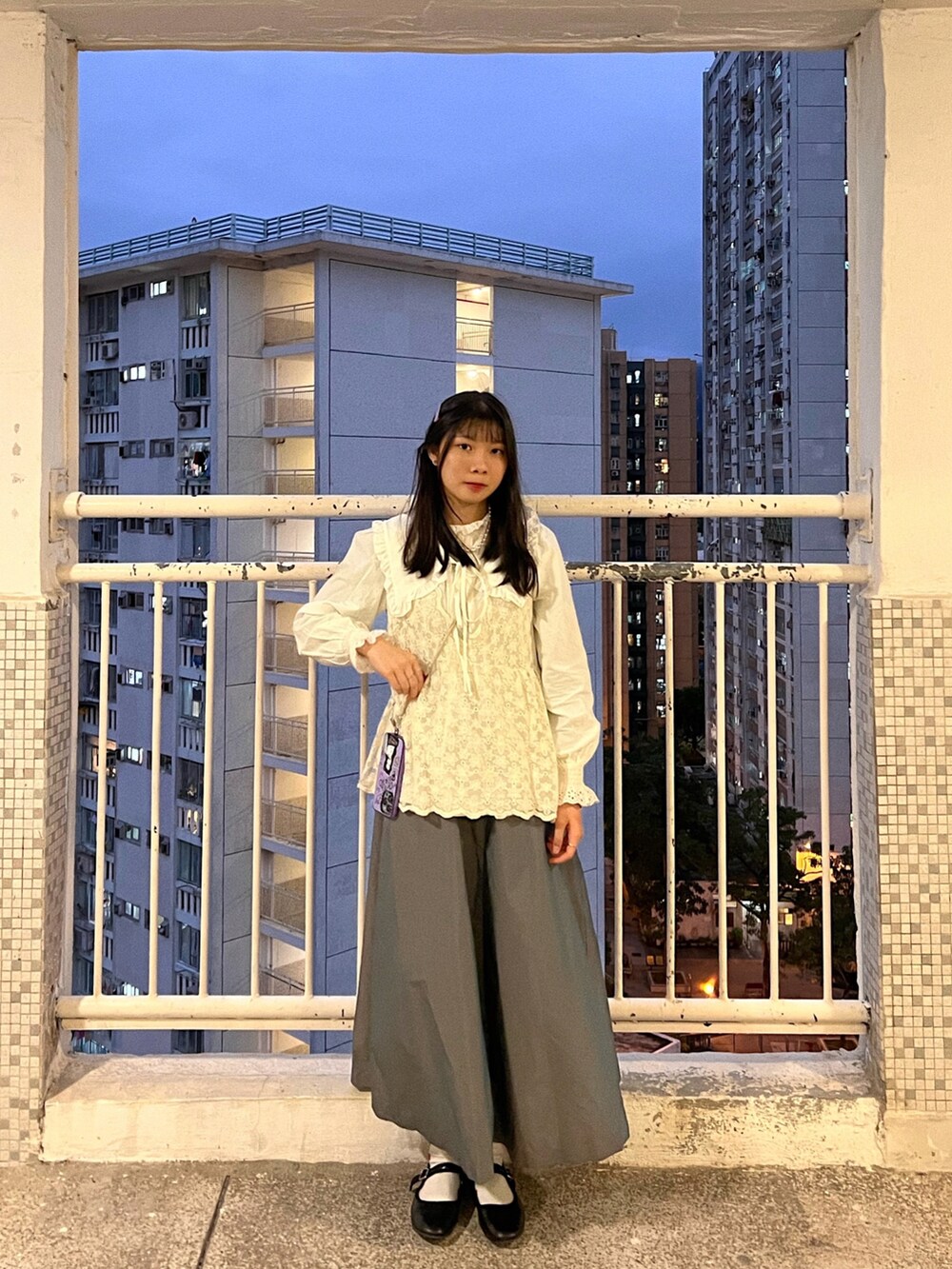 その他のスカート、ブラック系のシャツ/ブラウス、ブラック系のパンプスを着用したレディースの冬コーディネートの2枚目の写真