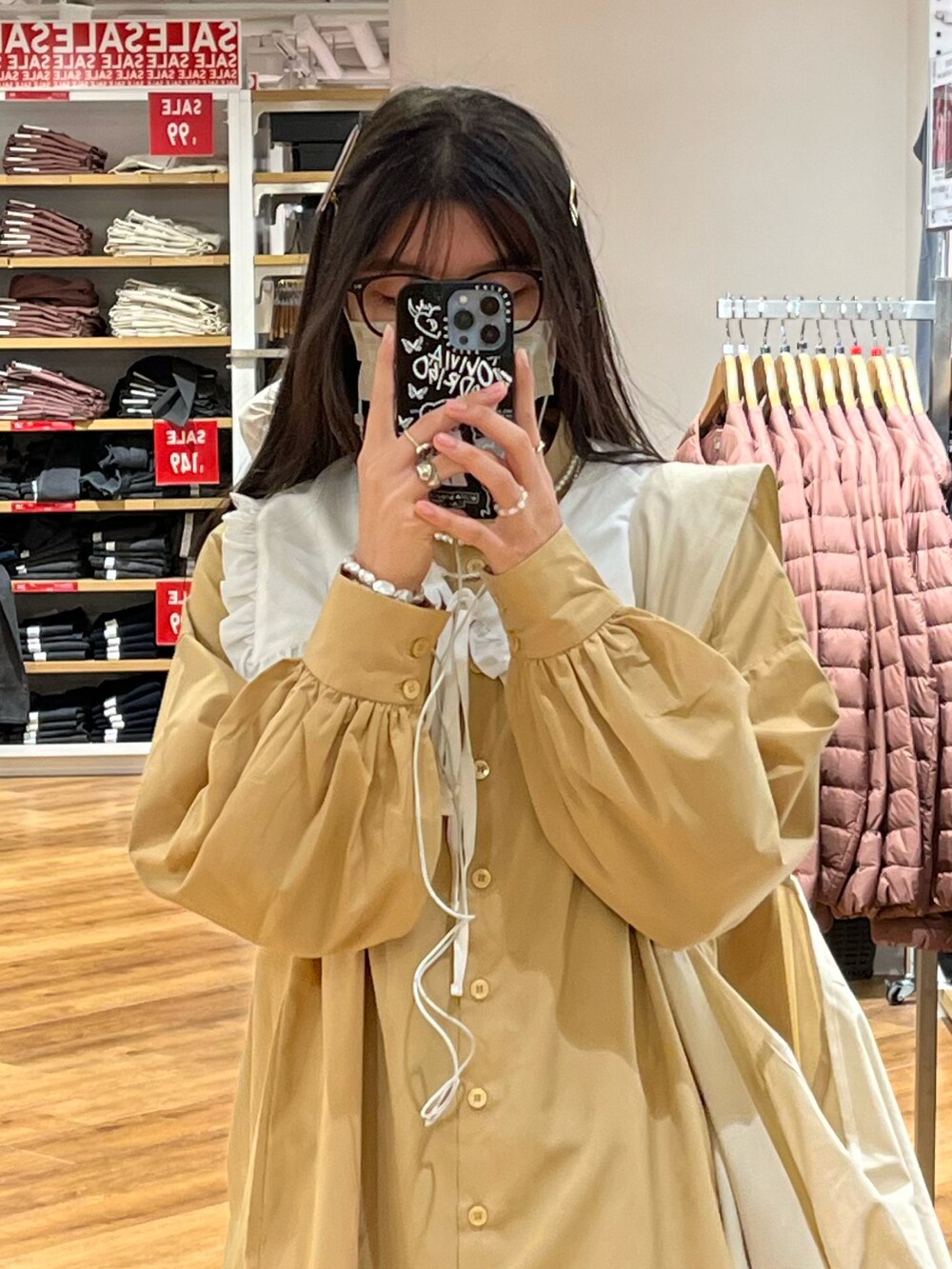 その他のスカート、ブラック系のパンプス、ホワイト系の付け襟を着用したレディースの冬コーディネートの2枚目の写真