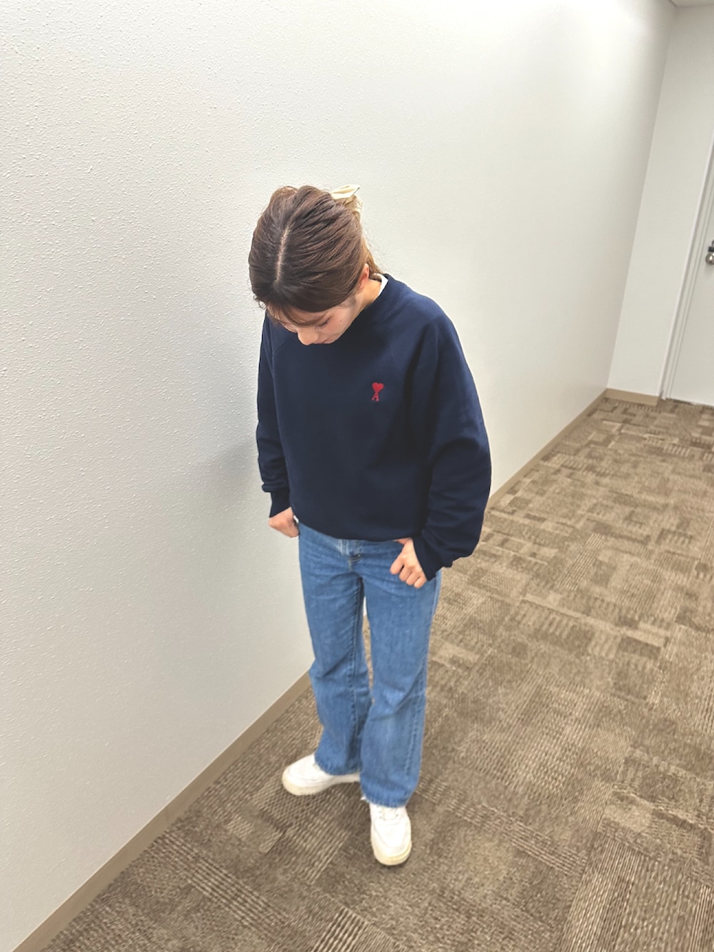 ブルー系のデニムパンツ、ホワイト系のスニーカー、ブルー系のスウェットを着用したレディースの春コーディネートの3枚目の写真