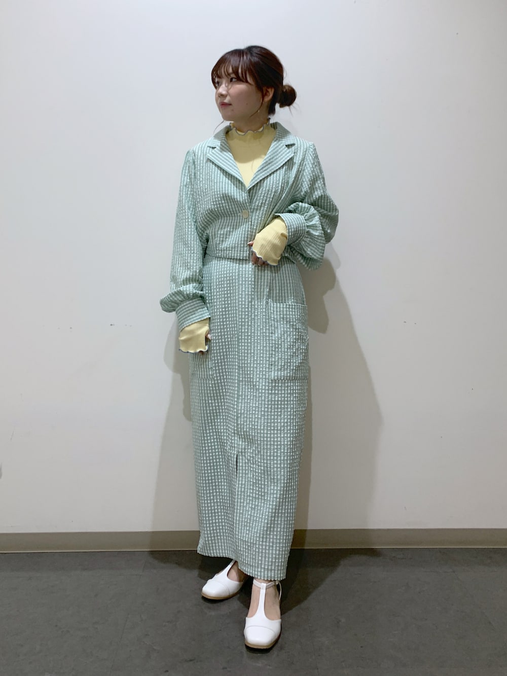 イエロー系のTシャツ/カットソー、グリーン系のシャツ/ブラウス、グリーン系のスカートを着用したレディースの春コーディネートの2枚目の写真