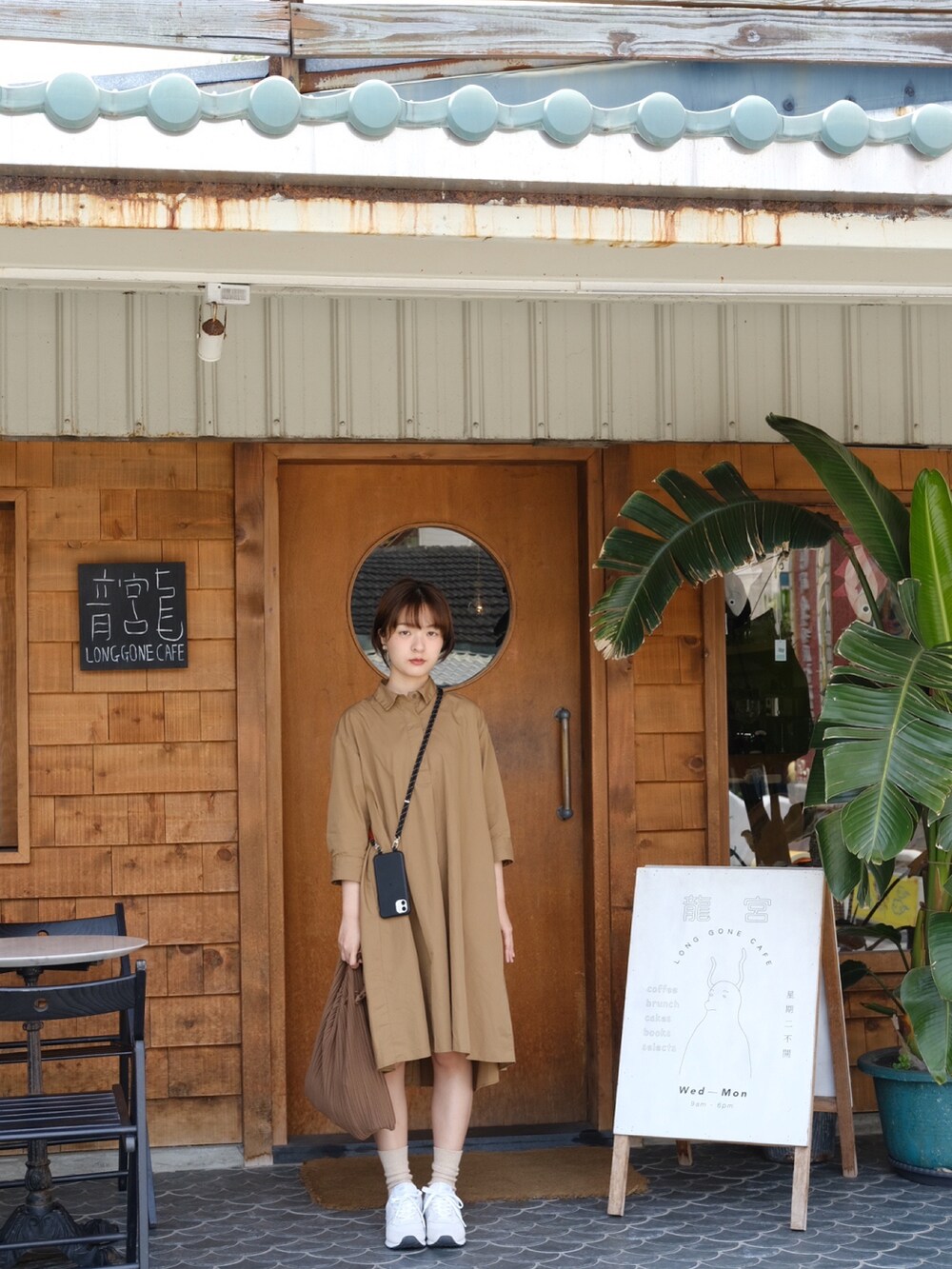 ブラウン系のシャツワンピースを着用したレディースの春コーディネートの2枚目の写真