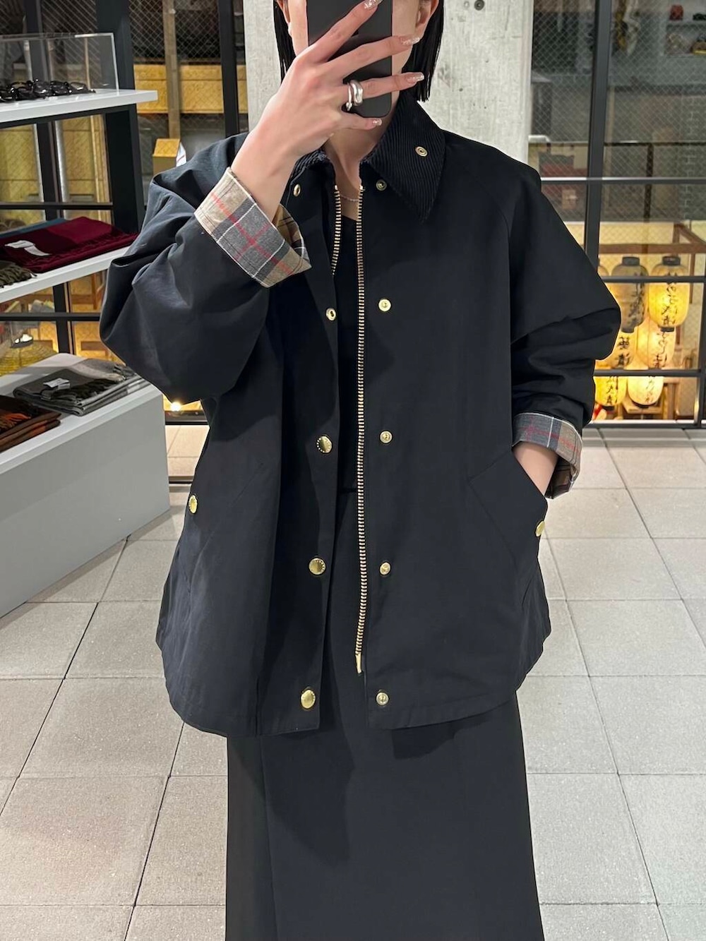 ブラック系のその他アウターを着用したレディースの冬コーディネートの2枚目の写真