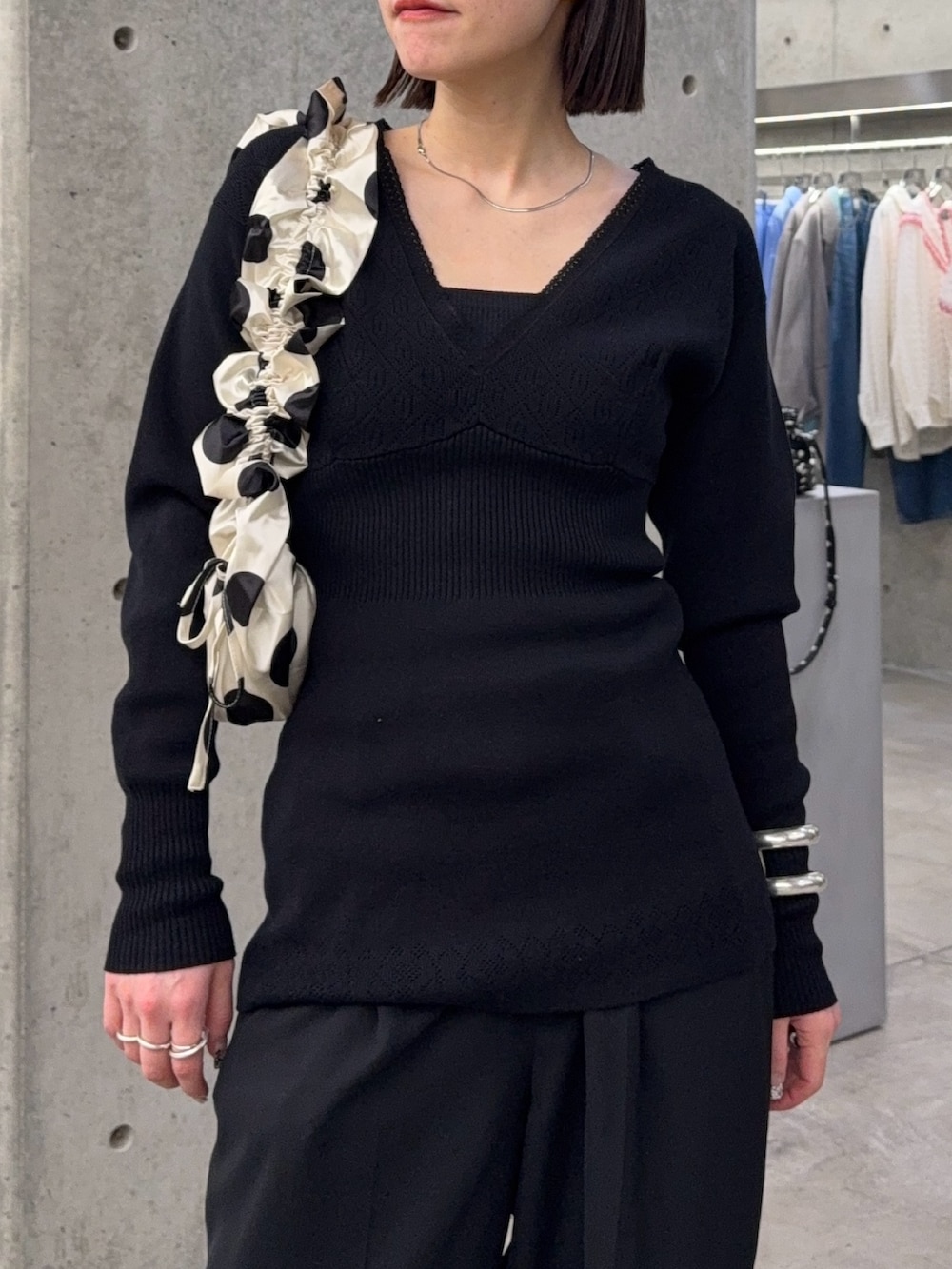 ブラック系のその他パンツ、ブラック系のその他パンツ、ホワイト系のショルダーバッグを着用したレディースの春コーディネートの3枚目の写真