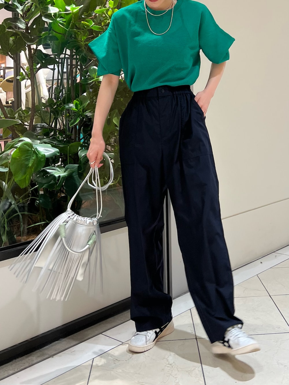 ホワイト系のスニーカー、ブルー系のその他パンツ、グレー系のニット/セーターを着用したレディースの春コーディネートの2枚目の写真