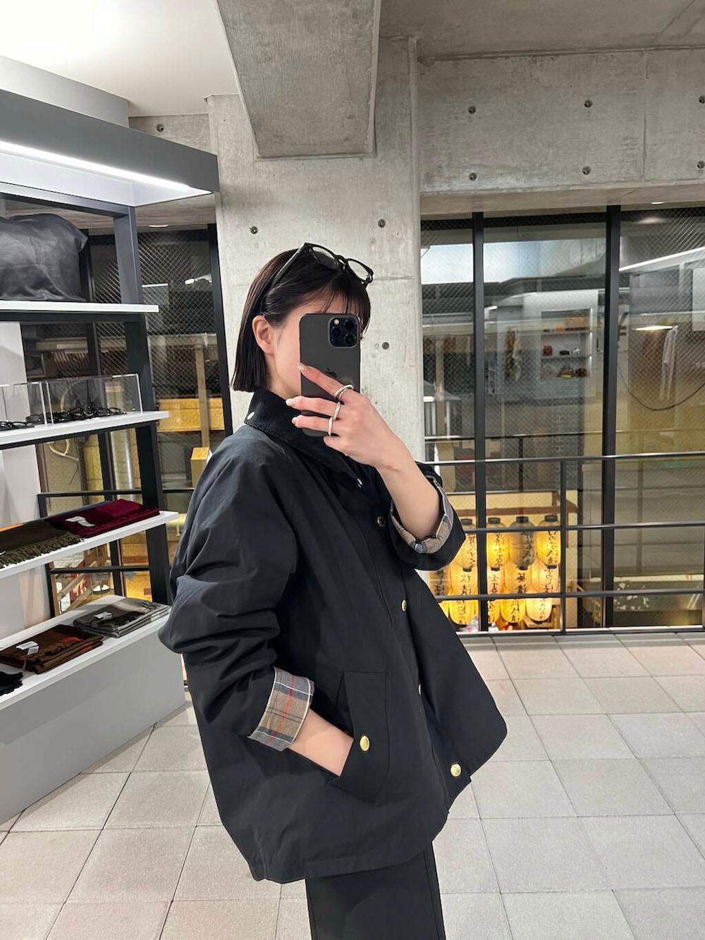 ブラック系のその他アウターを着用したレディースの冬コーディネートの3枚目の写真