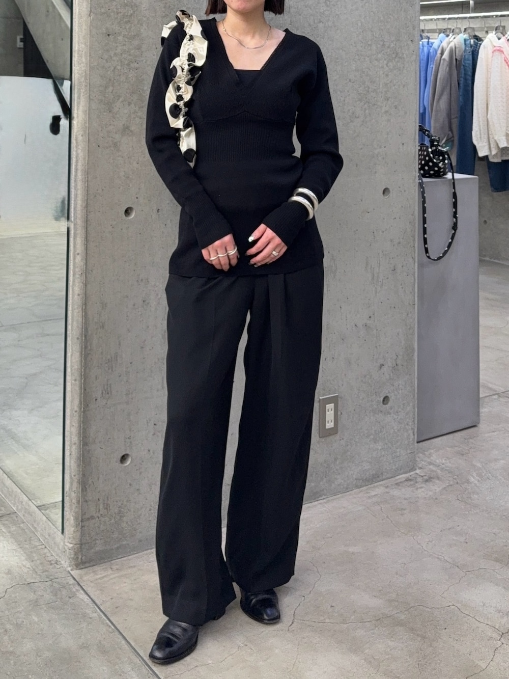 ブラック系のその他パンツ、ブラック系のその他パンツ、ホワイト系のショルダーバッグを着用したレディースの春コーディネートの2枚目の写真