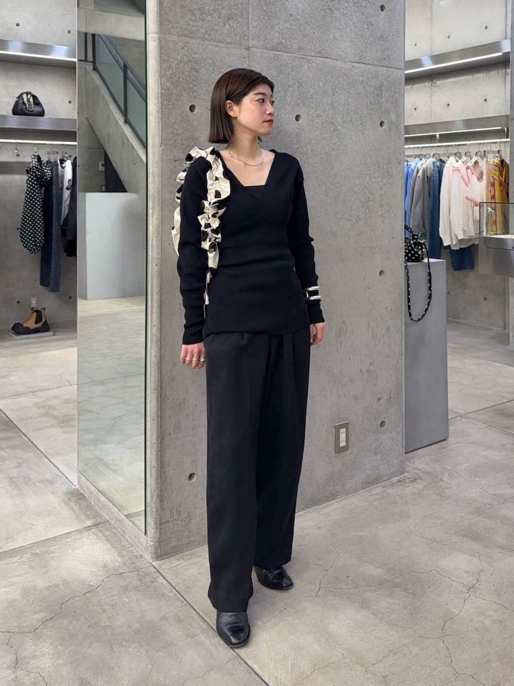 ブラック系のその他パンツ、ブラック系のその他パンツ、ホワイト系のショルダーバッグを着用したレディースの春コーディネートの5枚目の写真