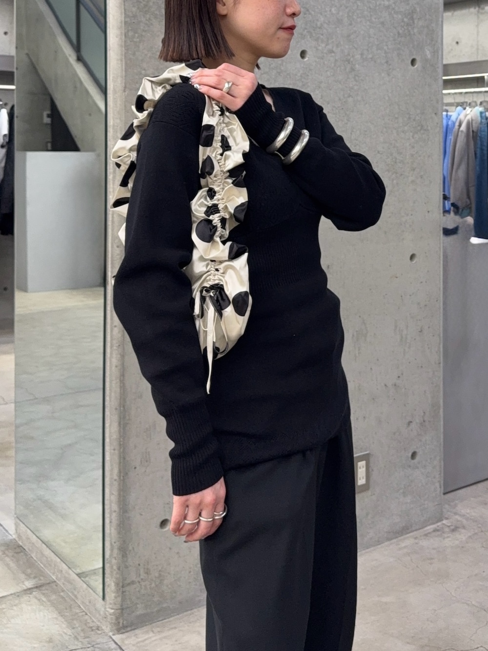 ブラック系のその他パンツ、ブラック系のその他パンツ、ホワイト系のショルダーバッグを着用したレディースの春コーディネートの4枚目の写真