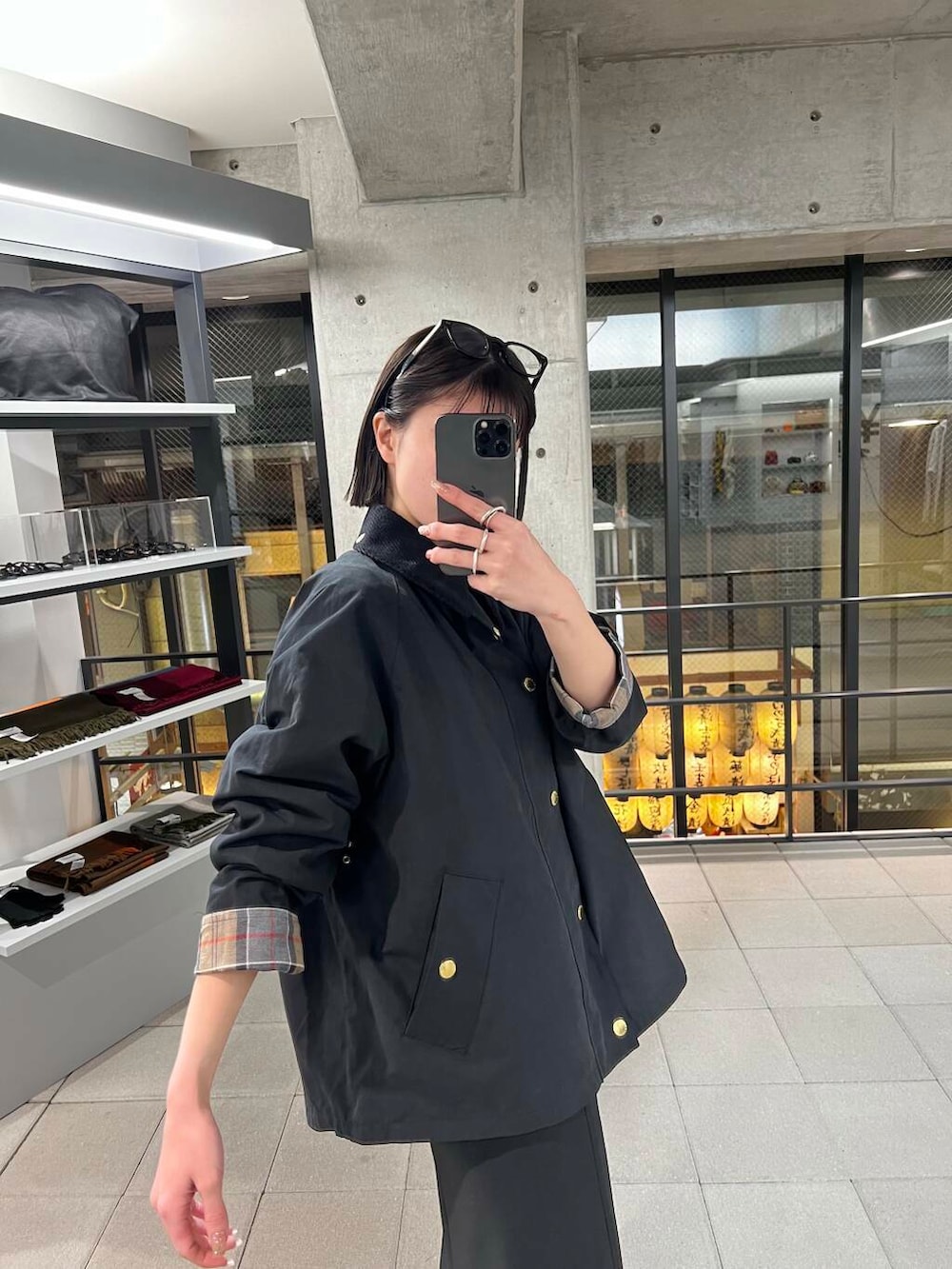 ブラック系のその他アウターを着用したレディースの冬コーディネートの4枚目の写真