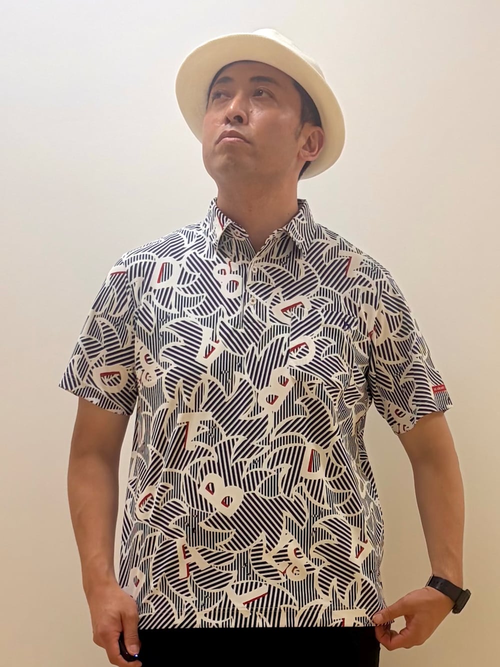 ブルー系のポロシャツ、ブルー系のその他パンツ、ブルー系のトートバッグを着用したメンズの春コーディネートの3枚目の写真