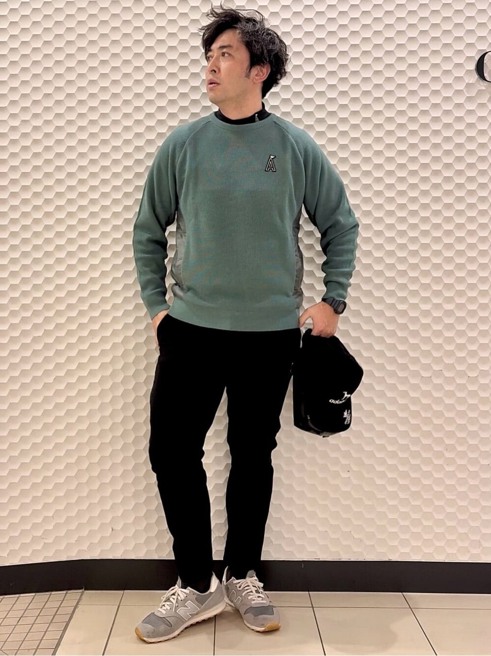 ブラック系のTシャツ/カットソー、ブラック系のポーチ、ブラック系のキャップを着用したメンズの秋コーディネートの2枚目の写真