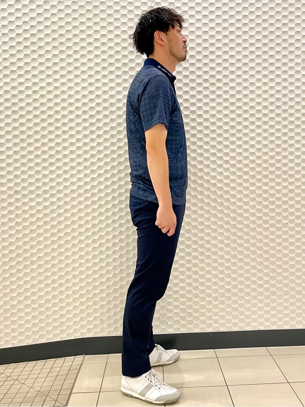 ブルー系のその他パンツ、ブルー系のベルトを着用したメンズの夏コーディネートの5枚目の写真