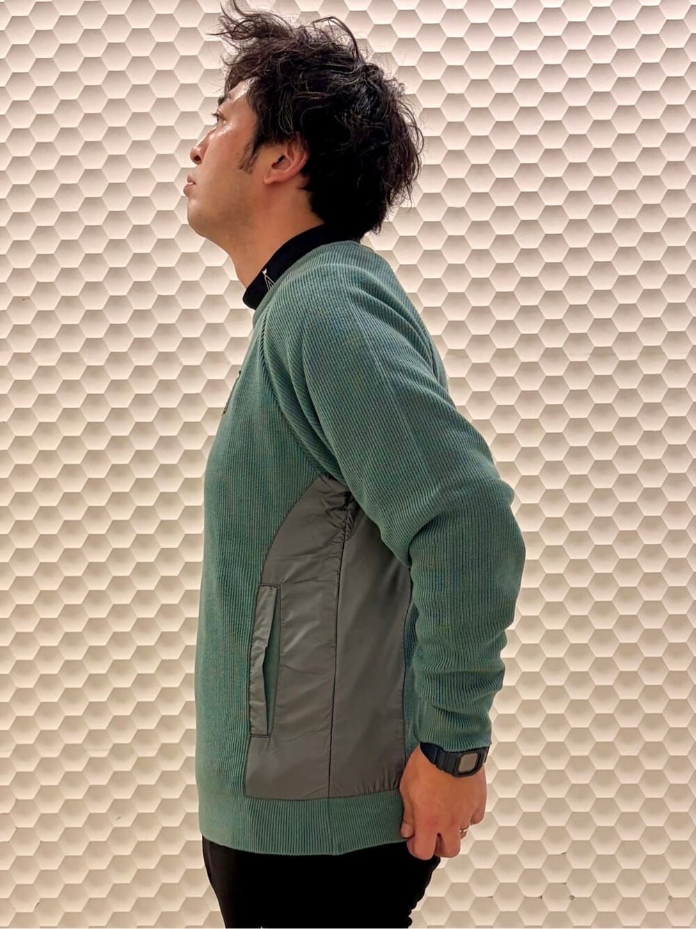 ブラック系のTシャツ/カットソー、ブラック系のポーチ、ブラック系のキャップを着用したメンズの秋コーディネートの4枚目の写真