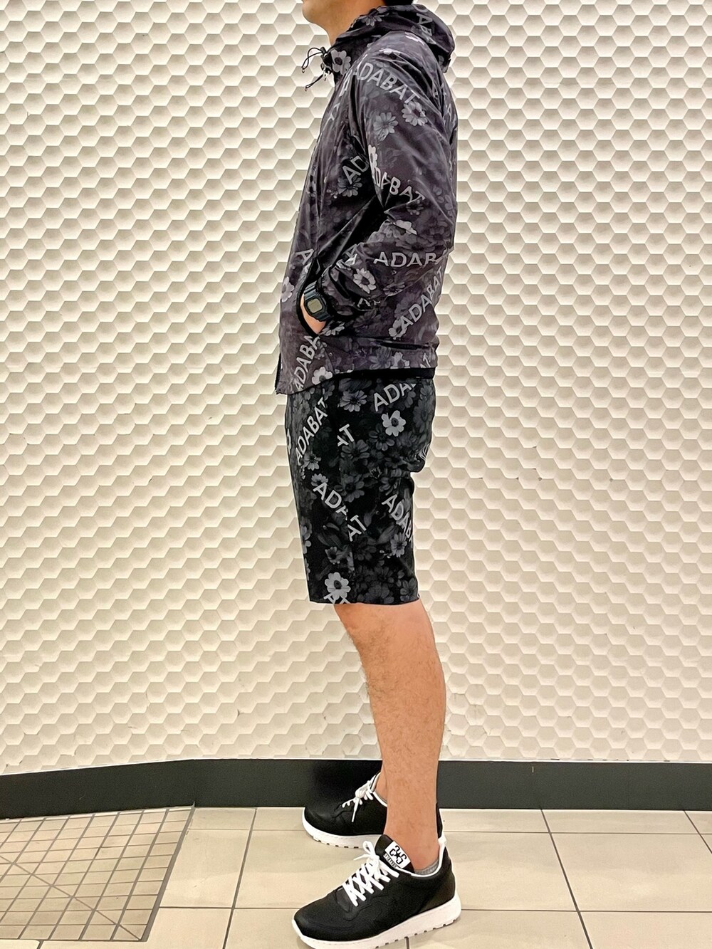 ブラック系のブルゾン、ブラック系のポロシャツ、ブラック系のその他パンツを着用したメンズの夏コーディネートの3枚目の写真